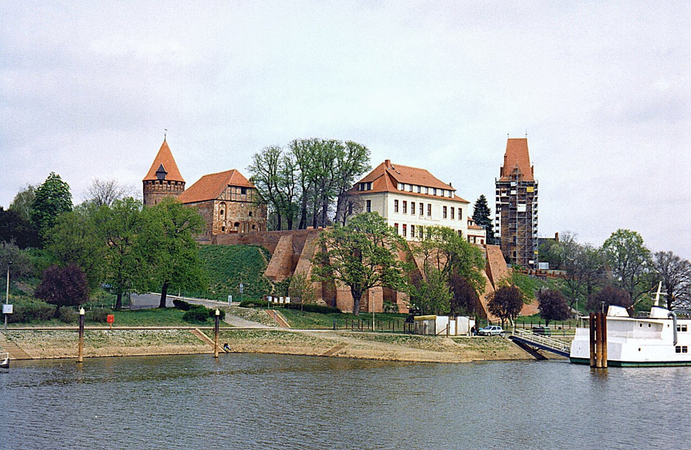 NR Tangermünde Blick über den Hafen zur Burg