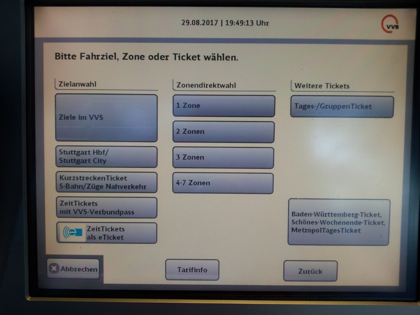Fahrkartenautomat am Bahnsteig in Stuttgart