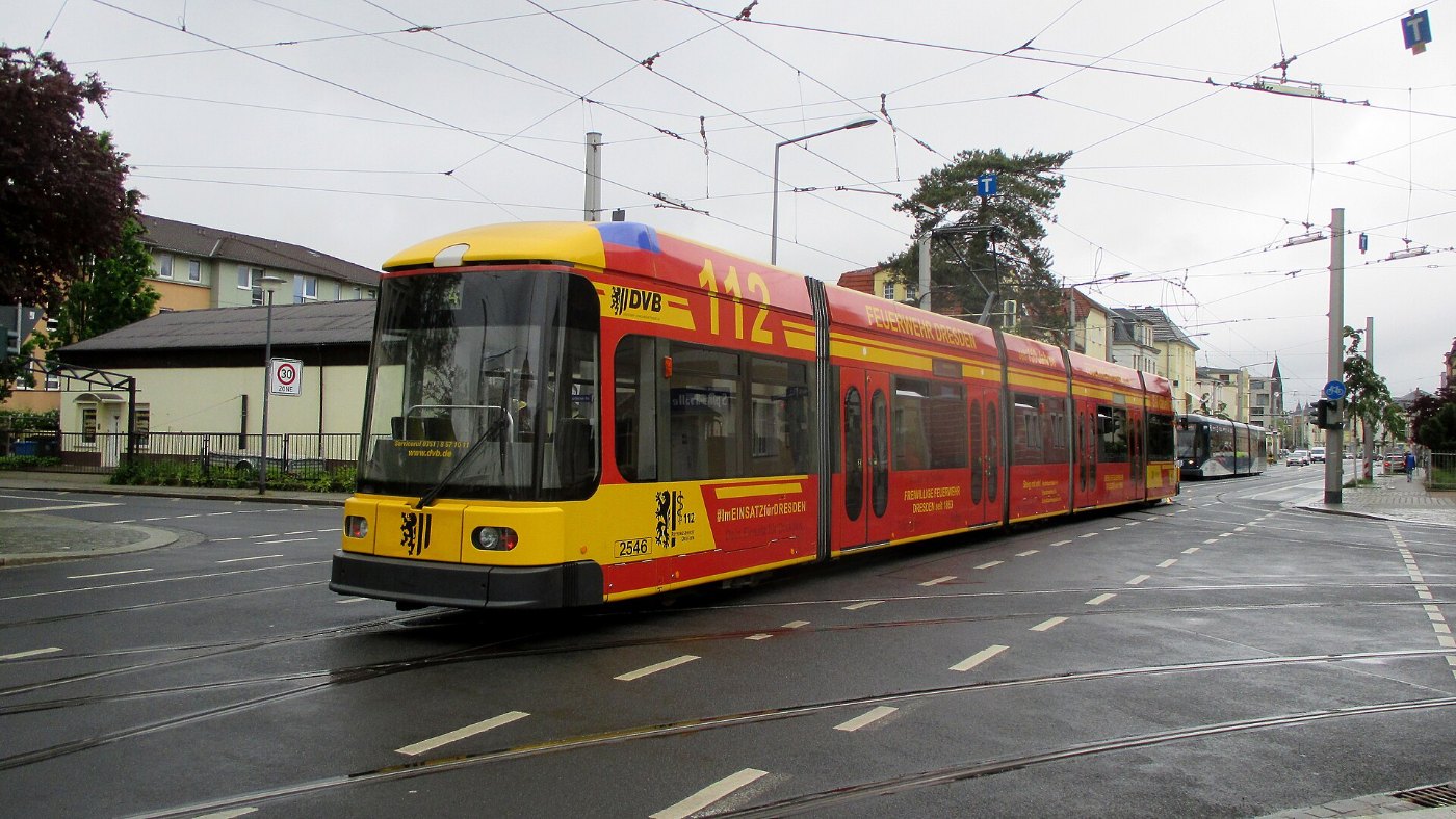 Dresdner Verkehrsbetriebe Straßenbahn mit Sonderbeklebung 112 Feuerwehr