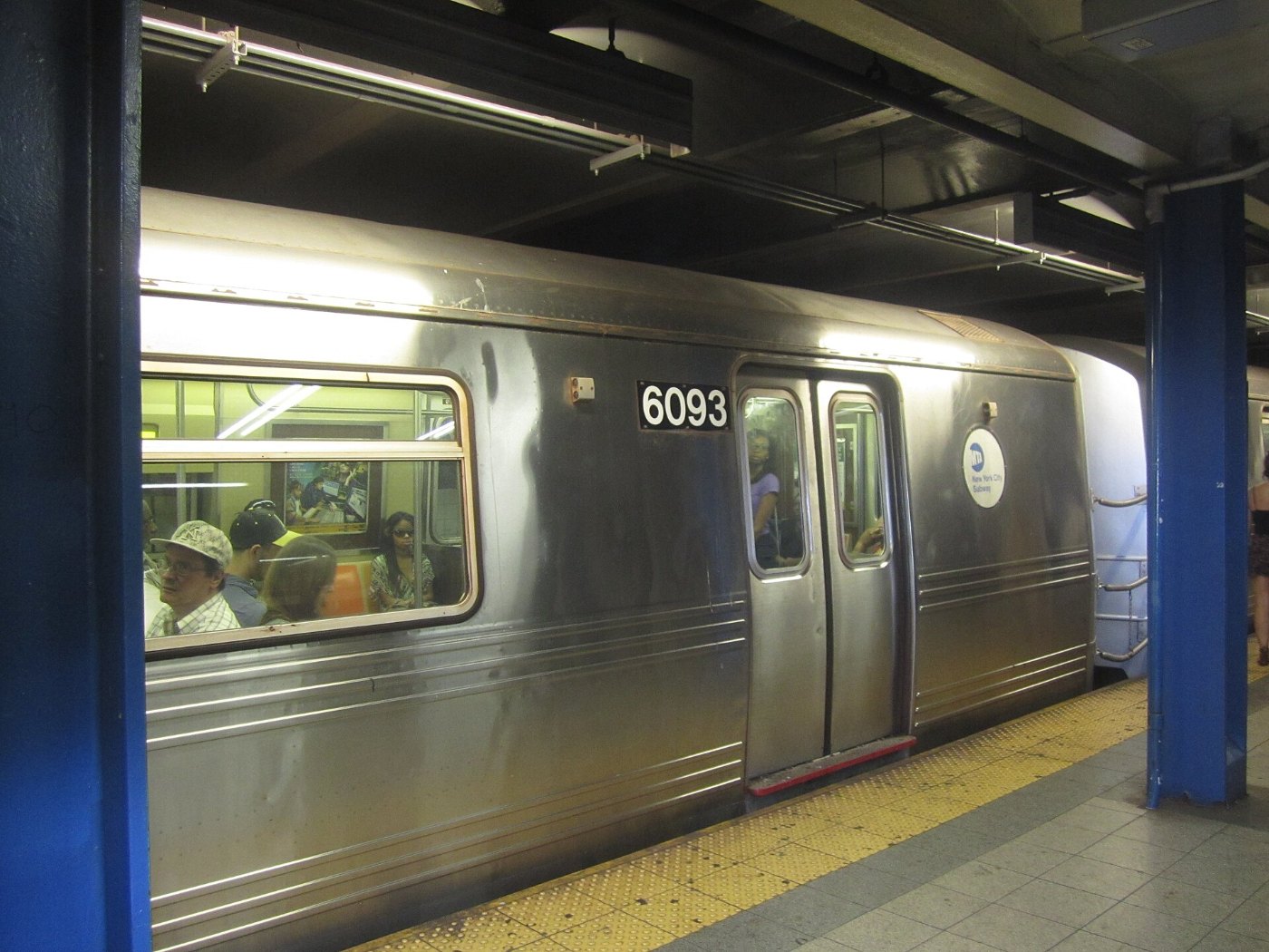 New York City subway (2011) R46 in Lower Manhattan