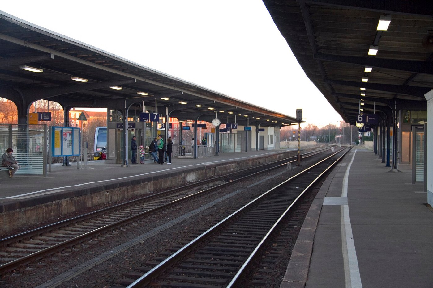 Bahnhof Zeitz, Bahnsteige
