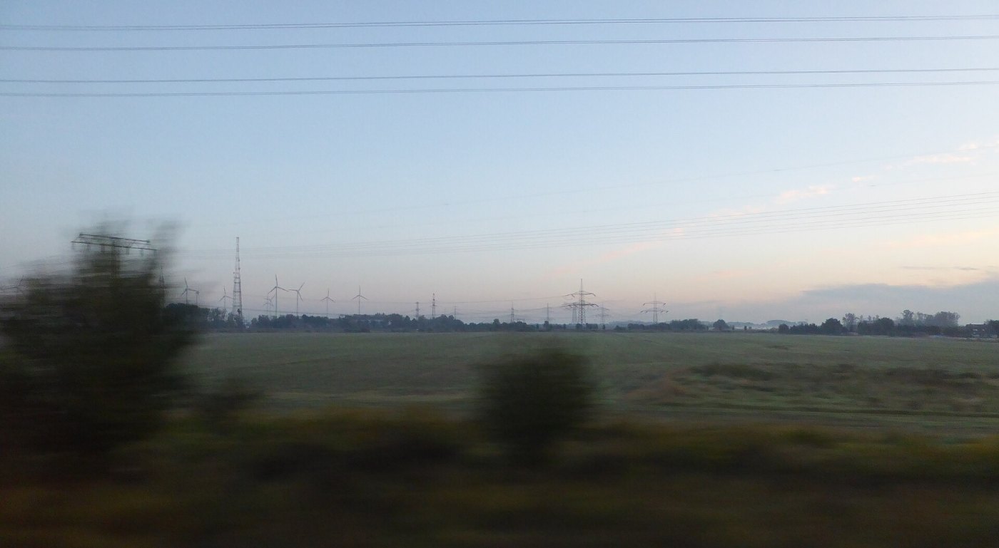 xl P Winkraftanlagen (WKA) an der Schnellfahrstrecke Hannover–Berlin wes