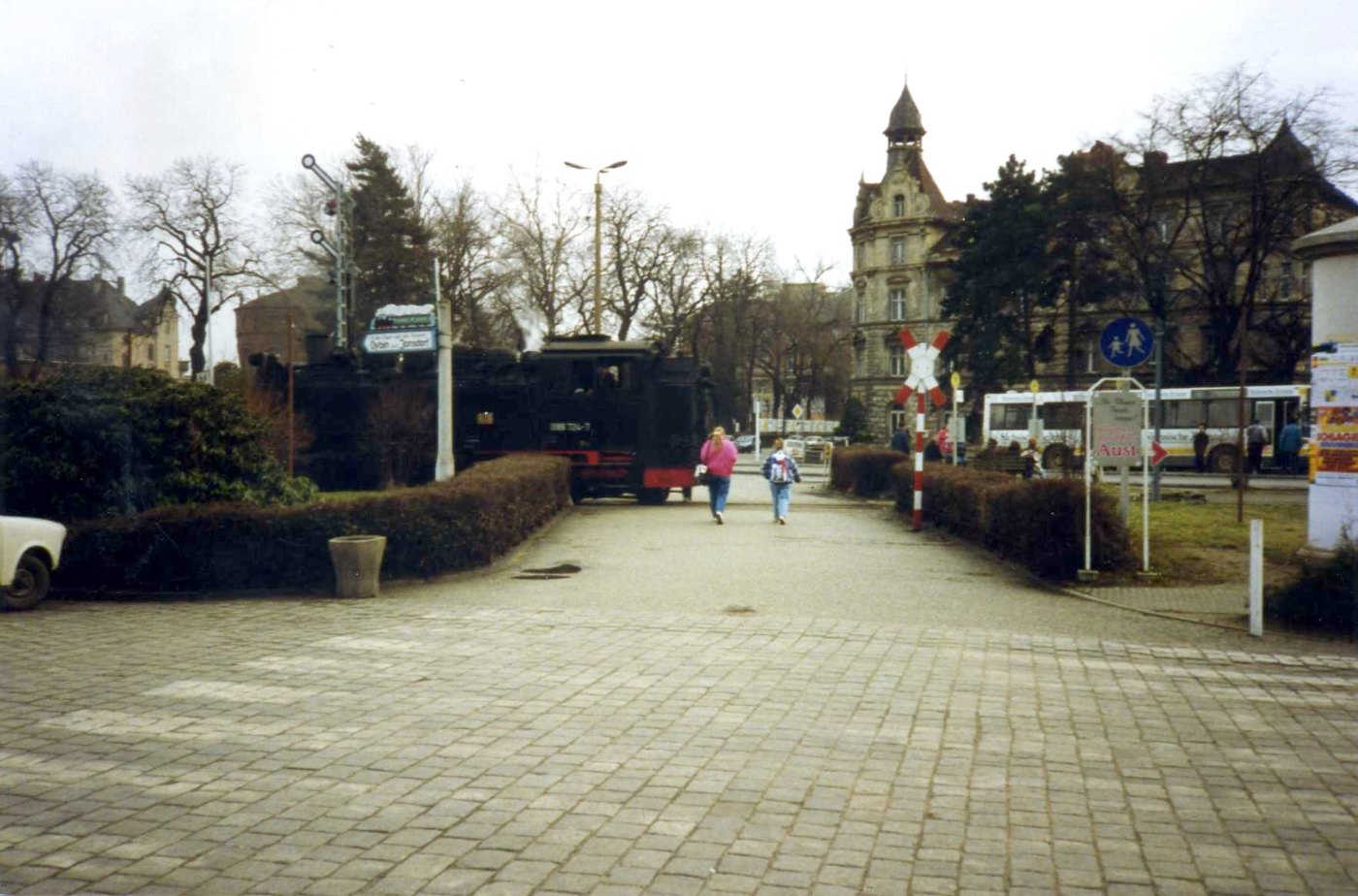 Zittau Bahnhof vorplatz with Lok 099 724 7, March 1994 ()