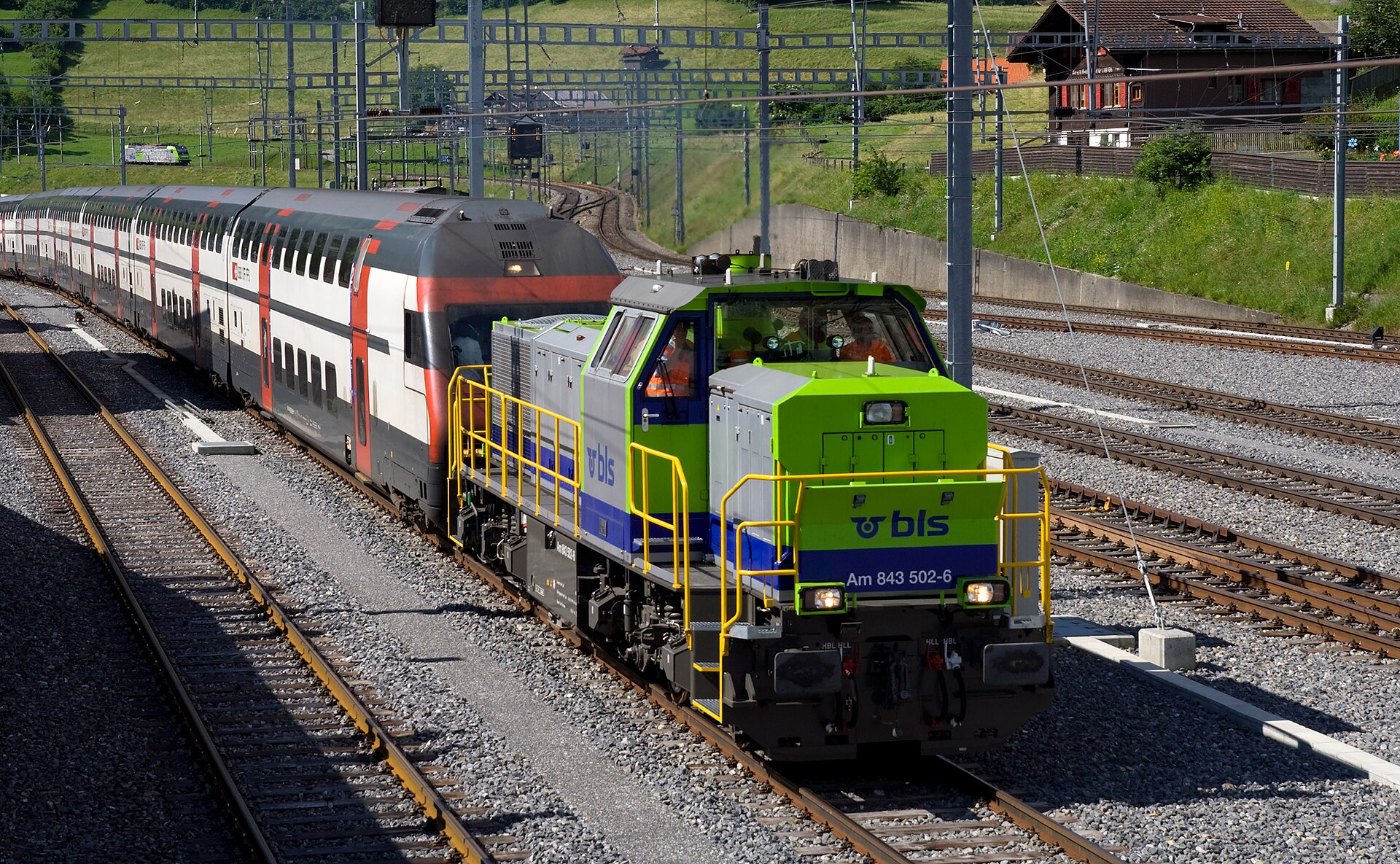 BLS Am 843 in Frutigen schleppt IC2000