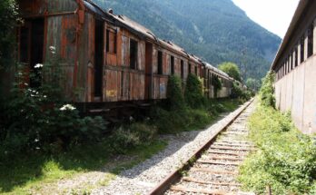 Tren abandonado en la Estacion Internacional de Canfranc (2)