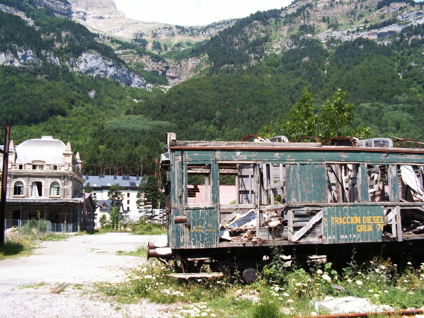 Tren abandonado en la Estacion Internacional de Canfranc (3)