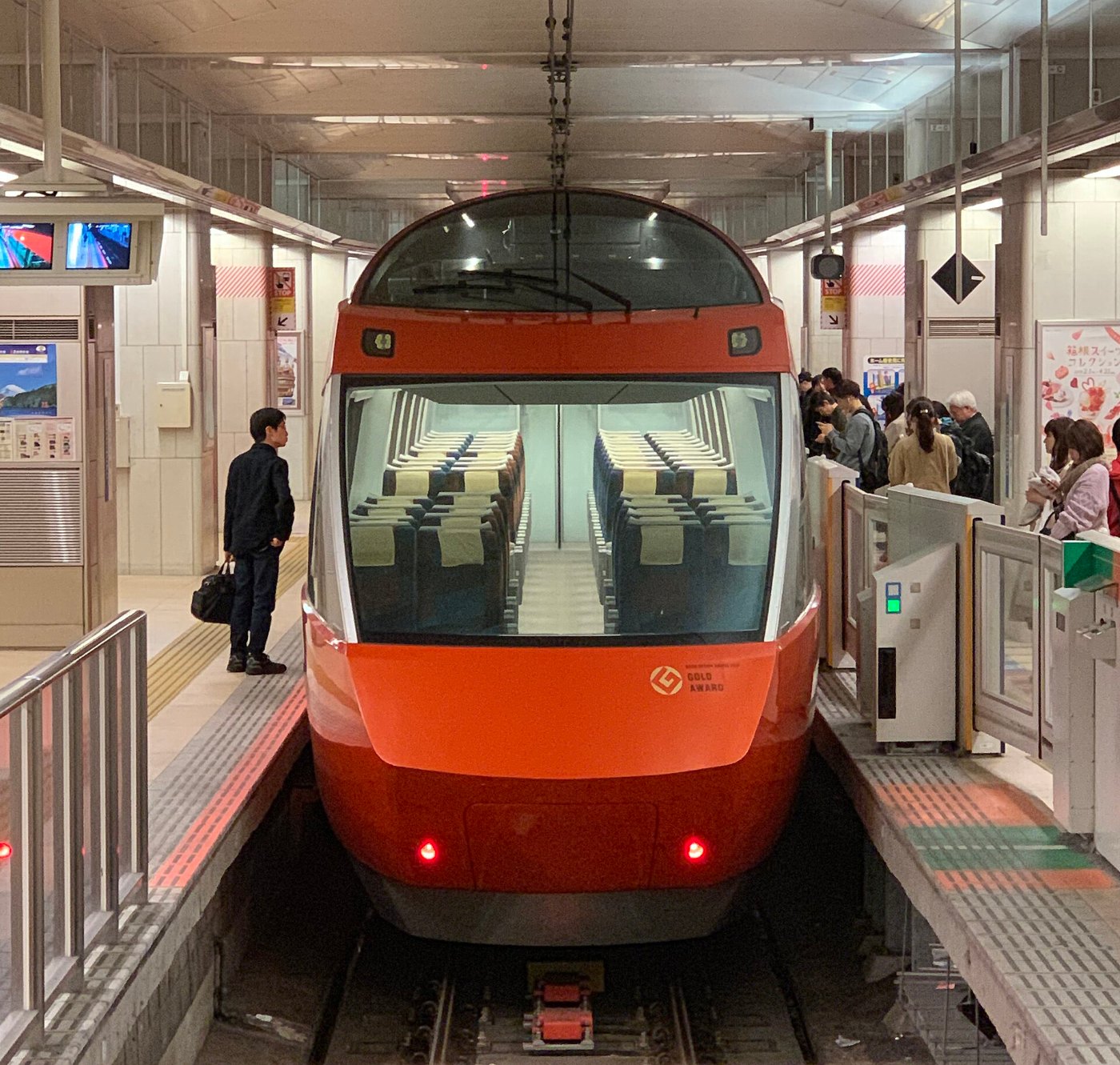 Odakyu 70000 treinstel langs het perron van station Shinjuku, 13 april 2
