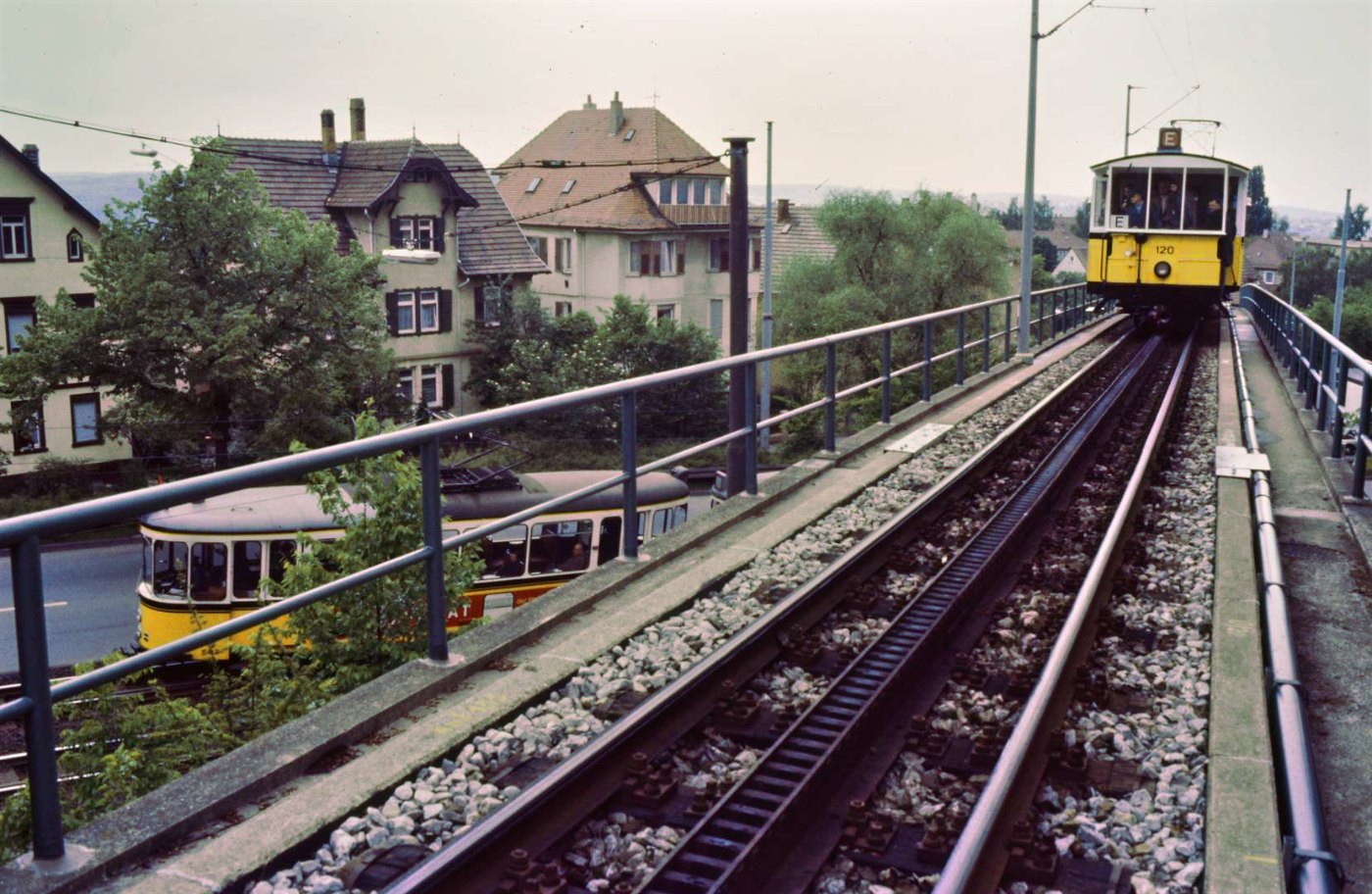 Zug der Zahnradbahn Stuttgart befährt die Brücke über die Obere Weinstei