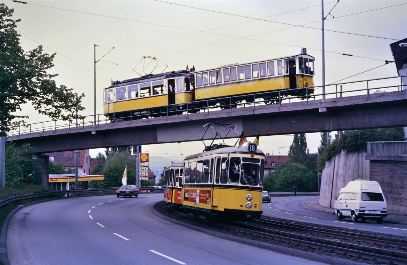 Zahnradbahn Stuttgart und historische Straßenbahn bei einer Begegnung au