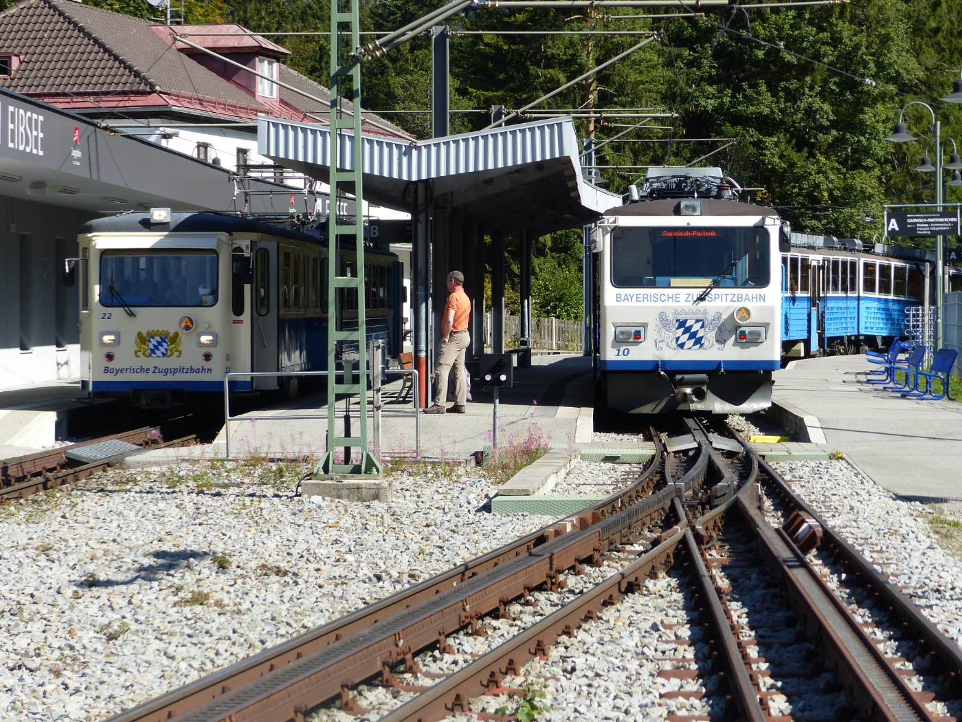Zugkreuzung am Bahnhof Eibsee der Zugspitzbahn