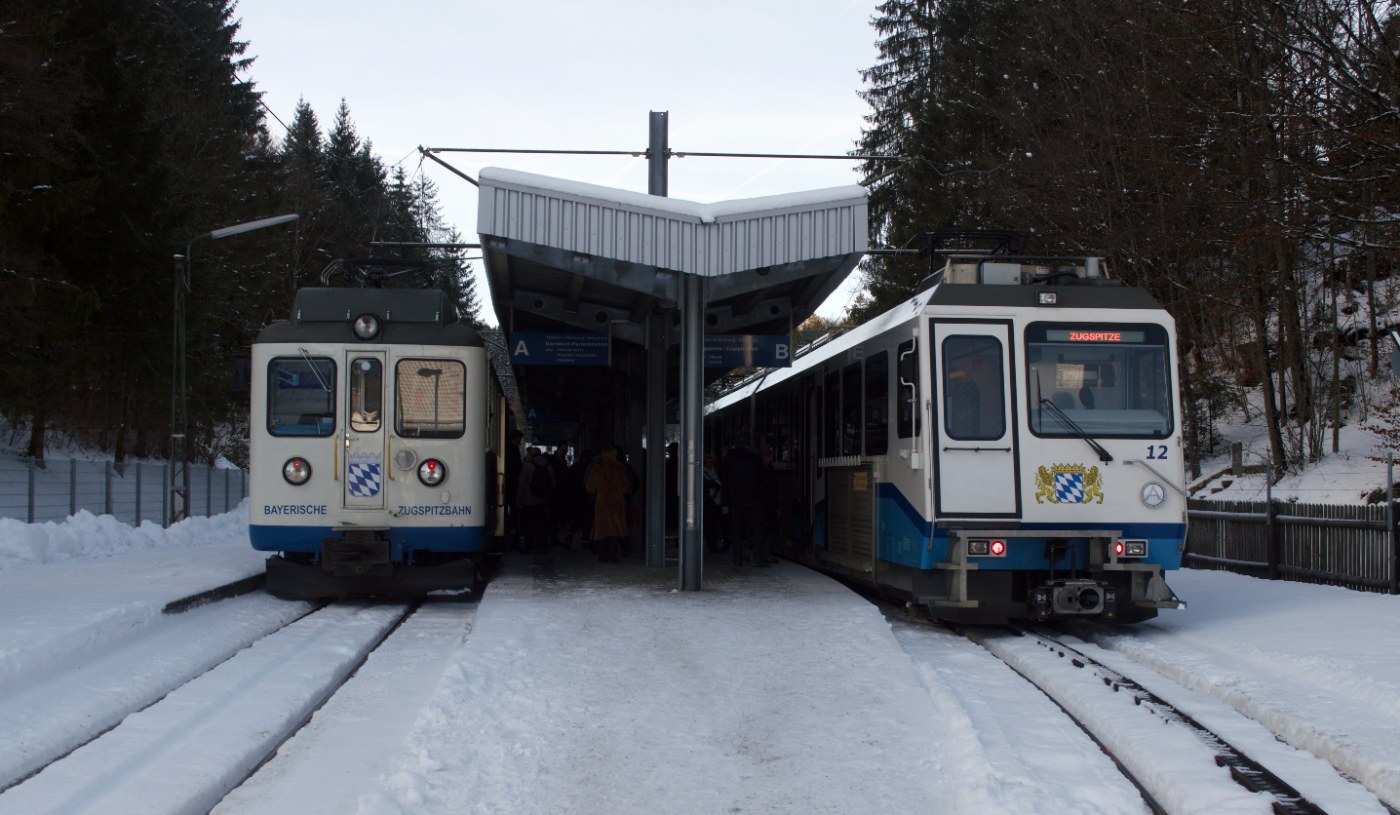 Züge der Zugspitzbahn im Winter bei Grainau