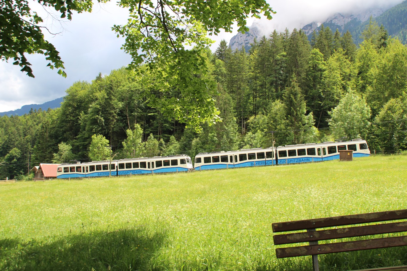 Zug der Bayerischen Zugspitzbahn in den Alpen