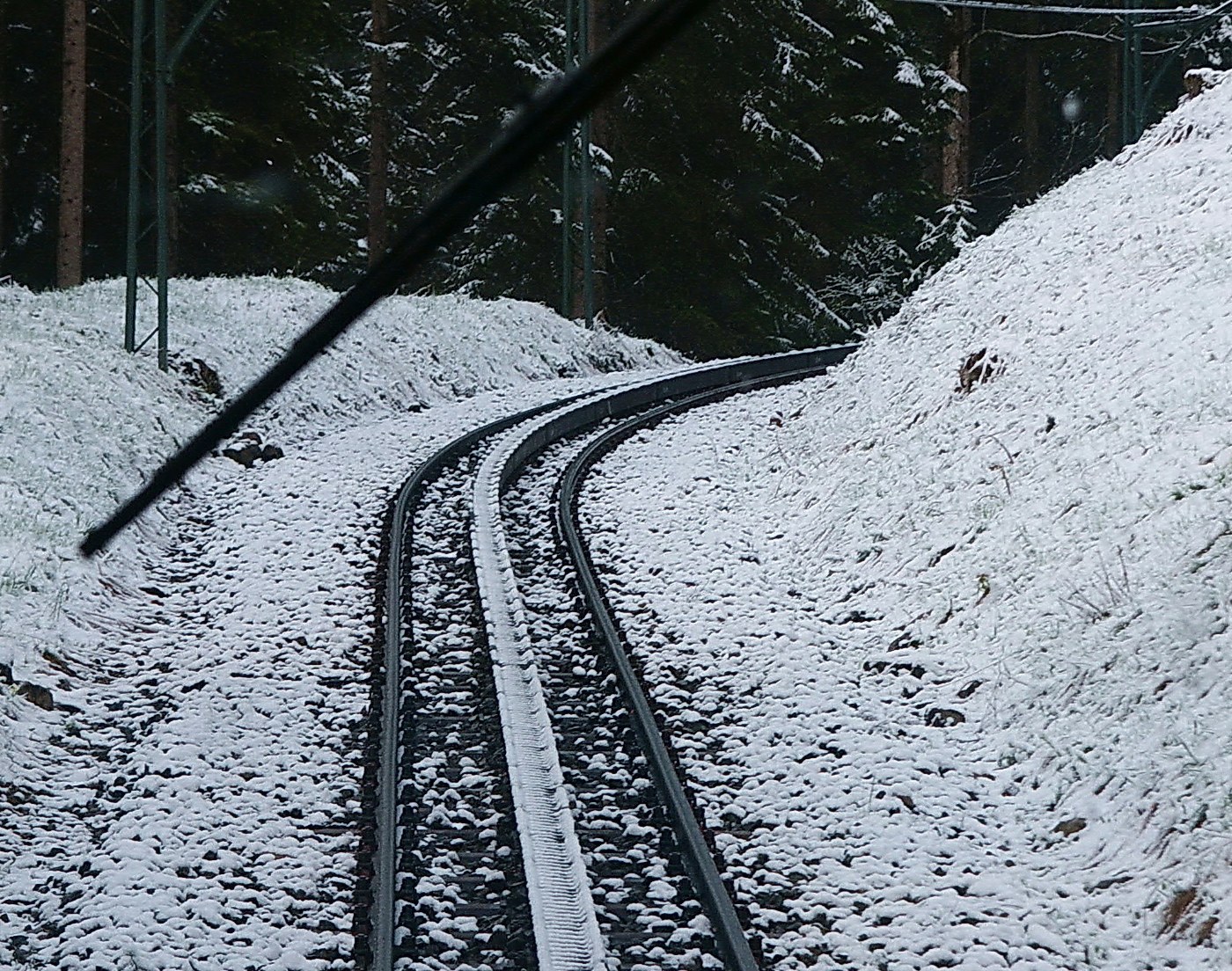 Die Zahnstange im Gleis der Bayerischen Zugspitzbahn
