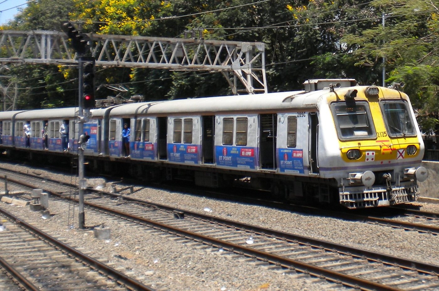 2125 Indian Railways emu. ()