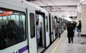 Shanghai Metro line 4 train at West Yan'an Road station