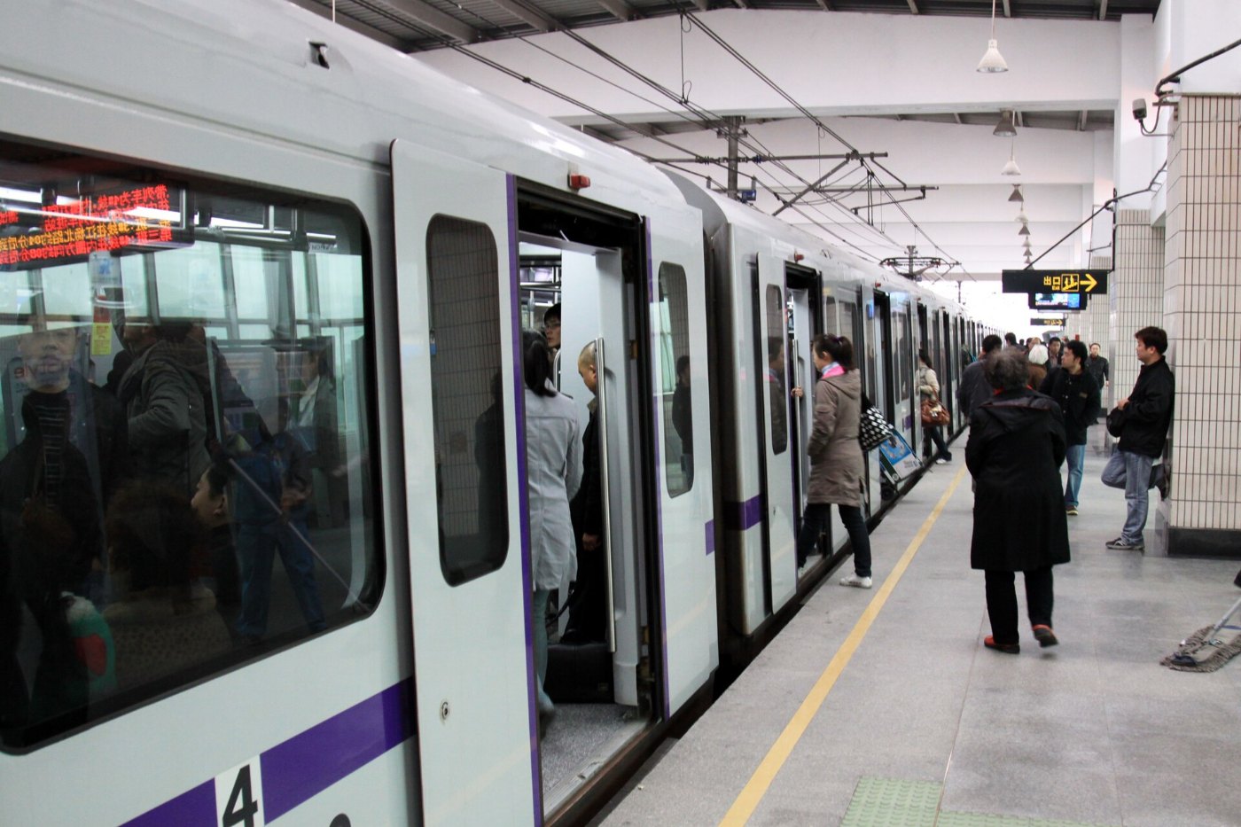 Shanghai Metro line 4 train at West Yan'an Road station