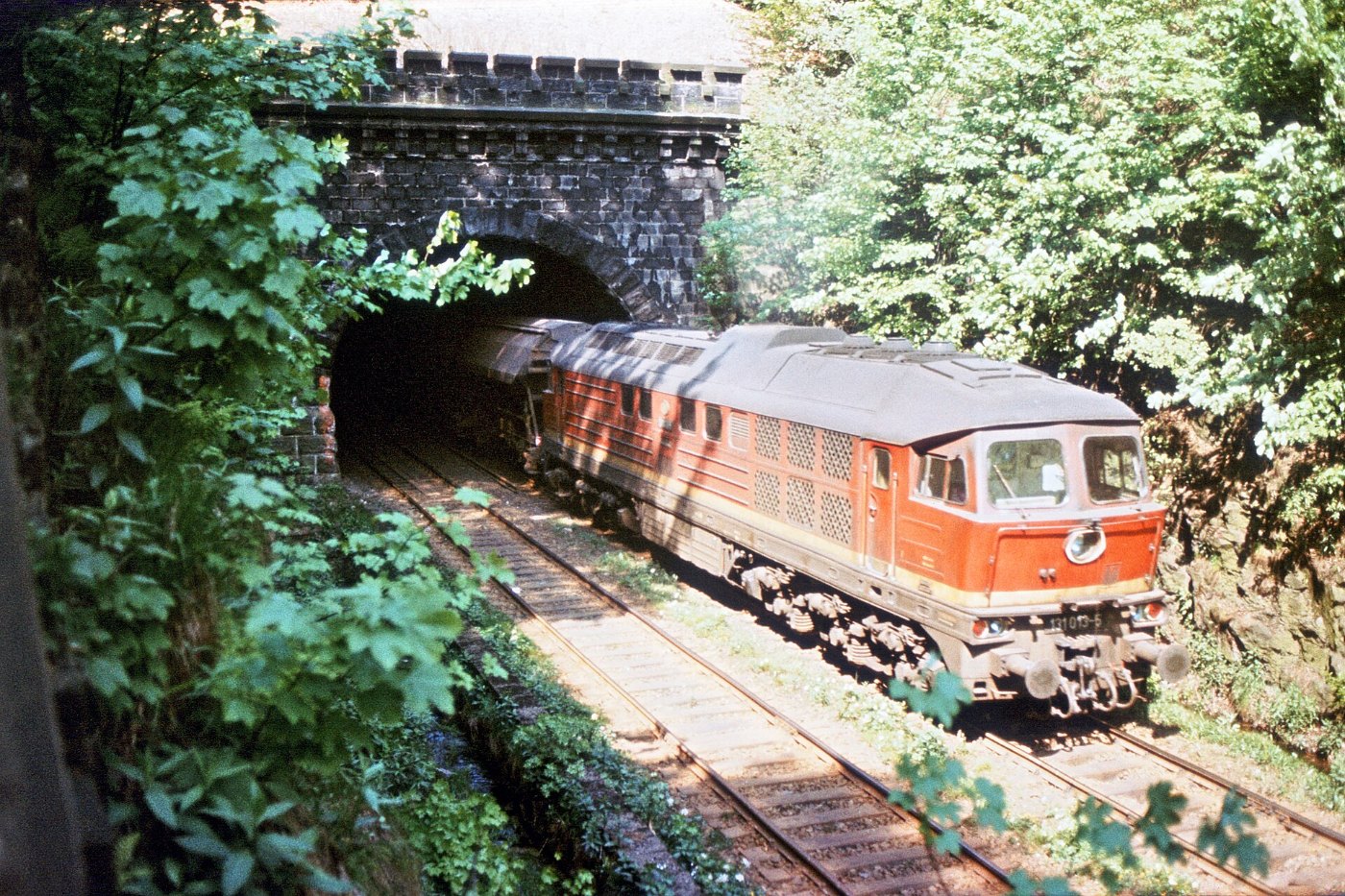 Brandleitetunnel, Ostportal mit Nachschiebelok 131 013 5