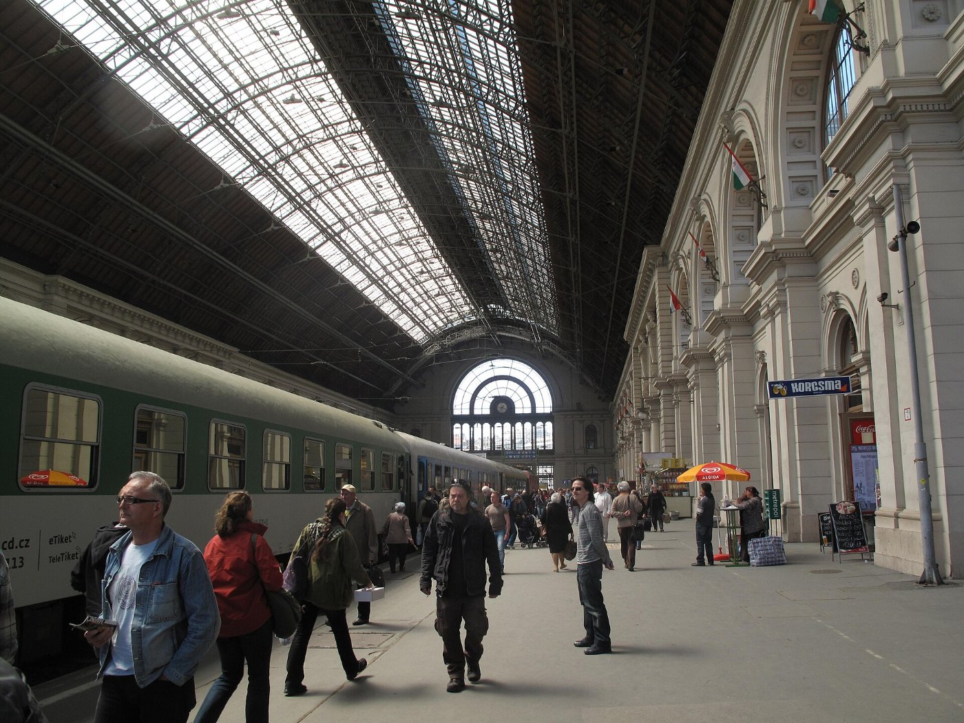 Budapest Keleti station, train shed, 2011 Budapešť 0001