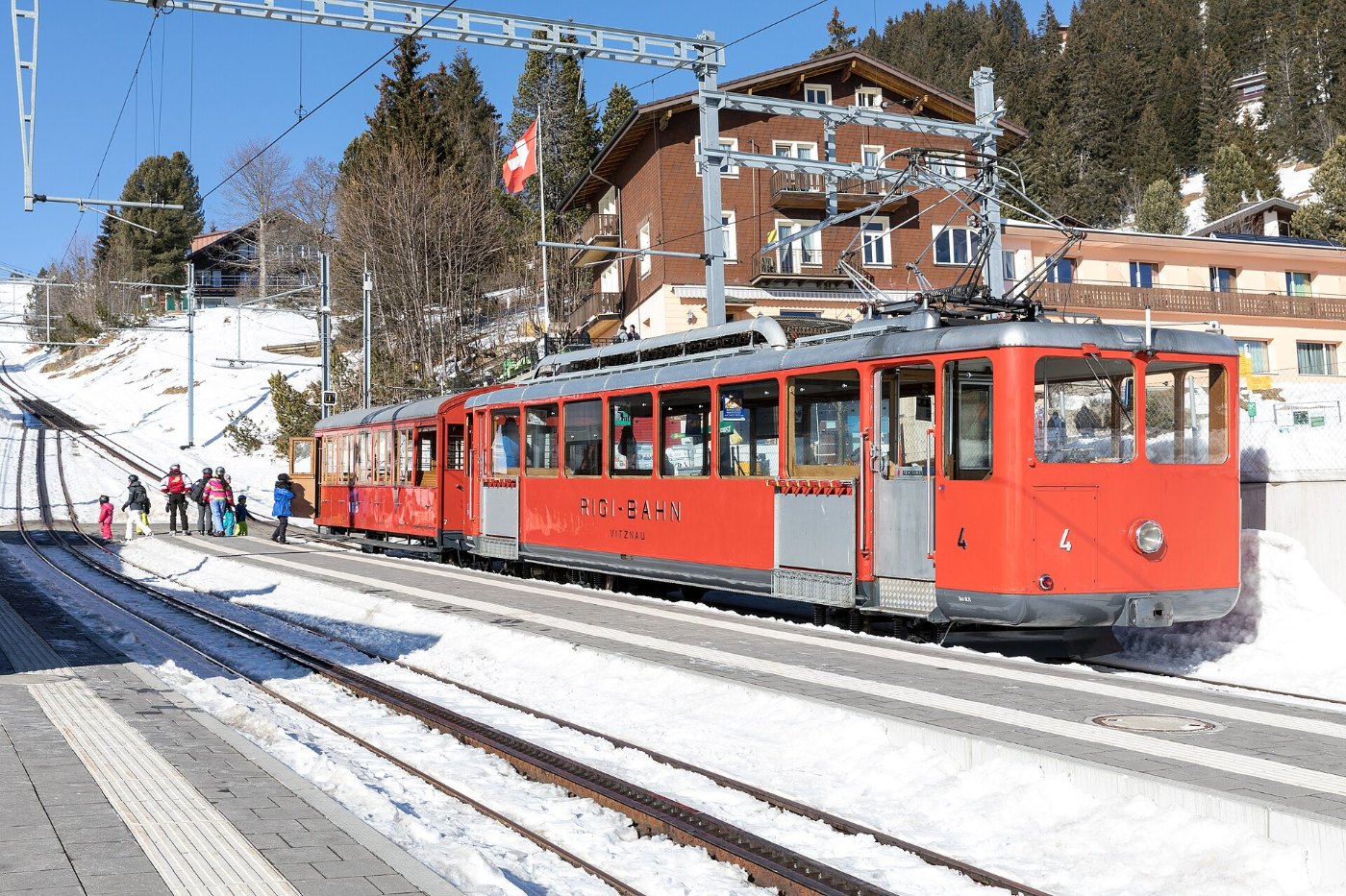 Zug der Vitznau Rigi Bahn am Bahnhof Rigi Kaltbad