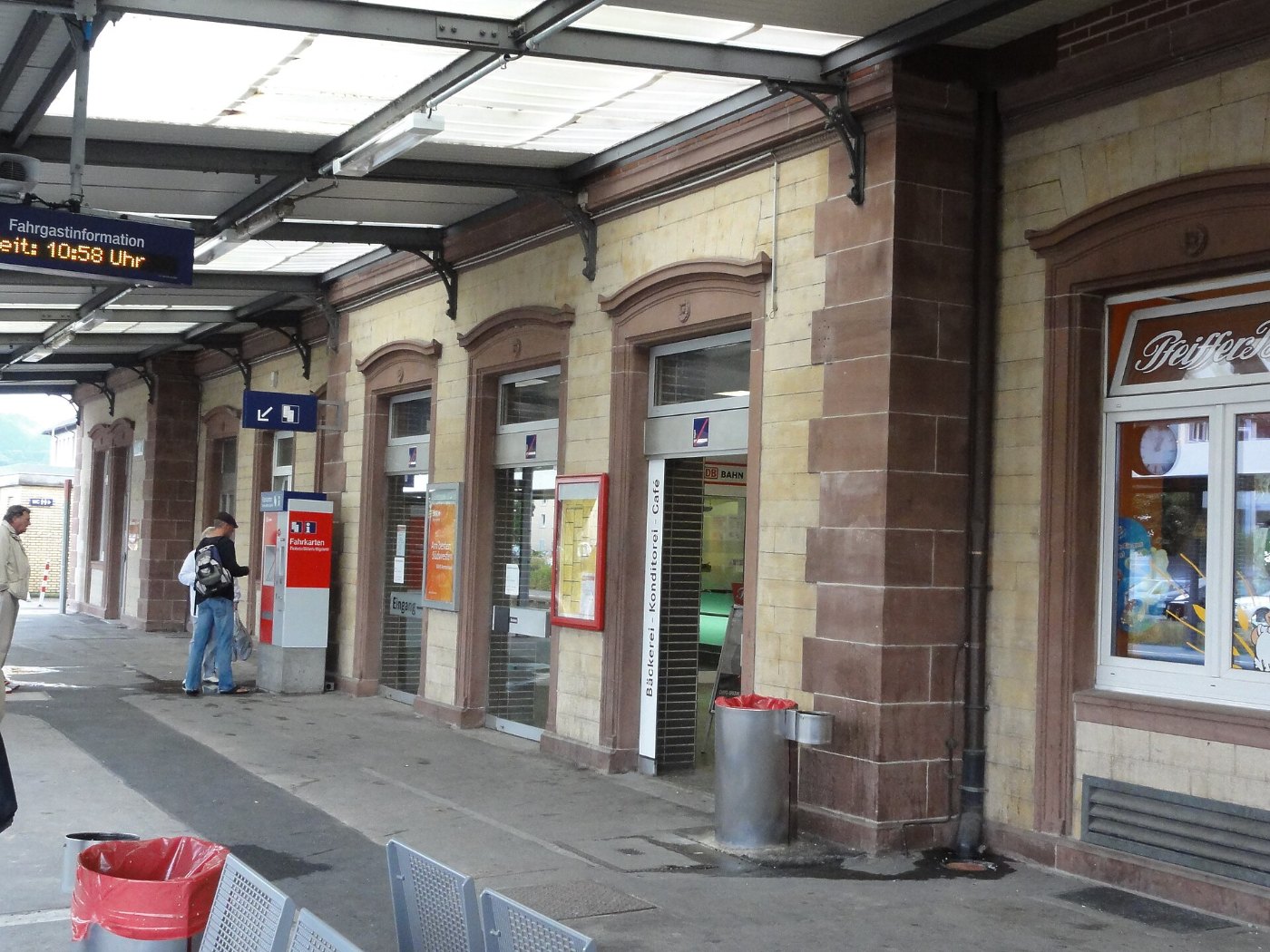 Bad Säckingen — Bahnhofsgebäude an Gleis 1