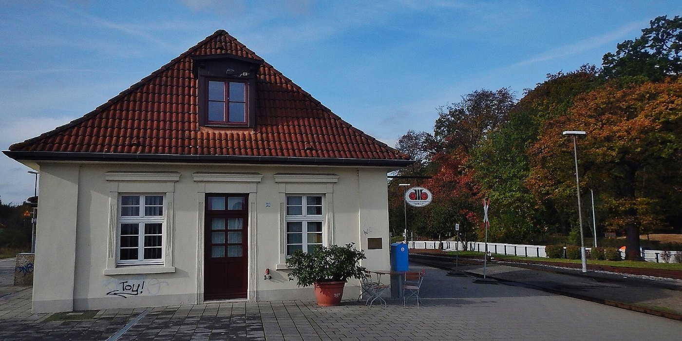 Bahnhof Bad Doberan der nostalgischen Dampfeisenbahn Molli zwischen Kühlungsborn und Bad Doberan - panoramio