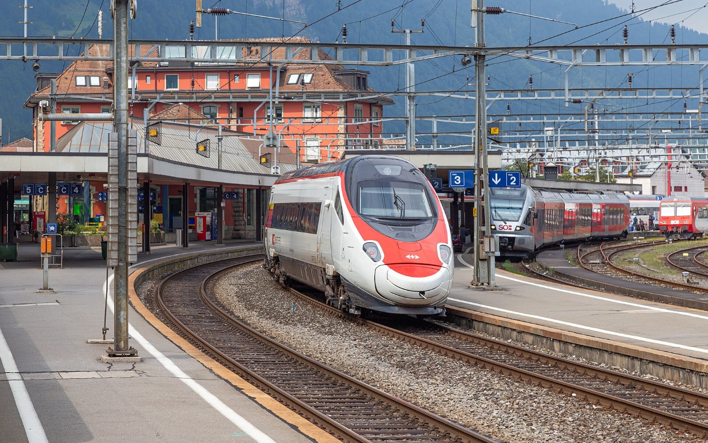 Bahnhof Arth Goldau mit SBB ETR 610 (2015)