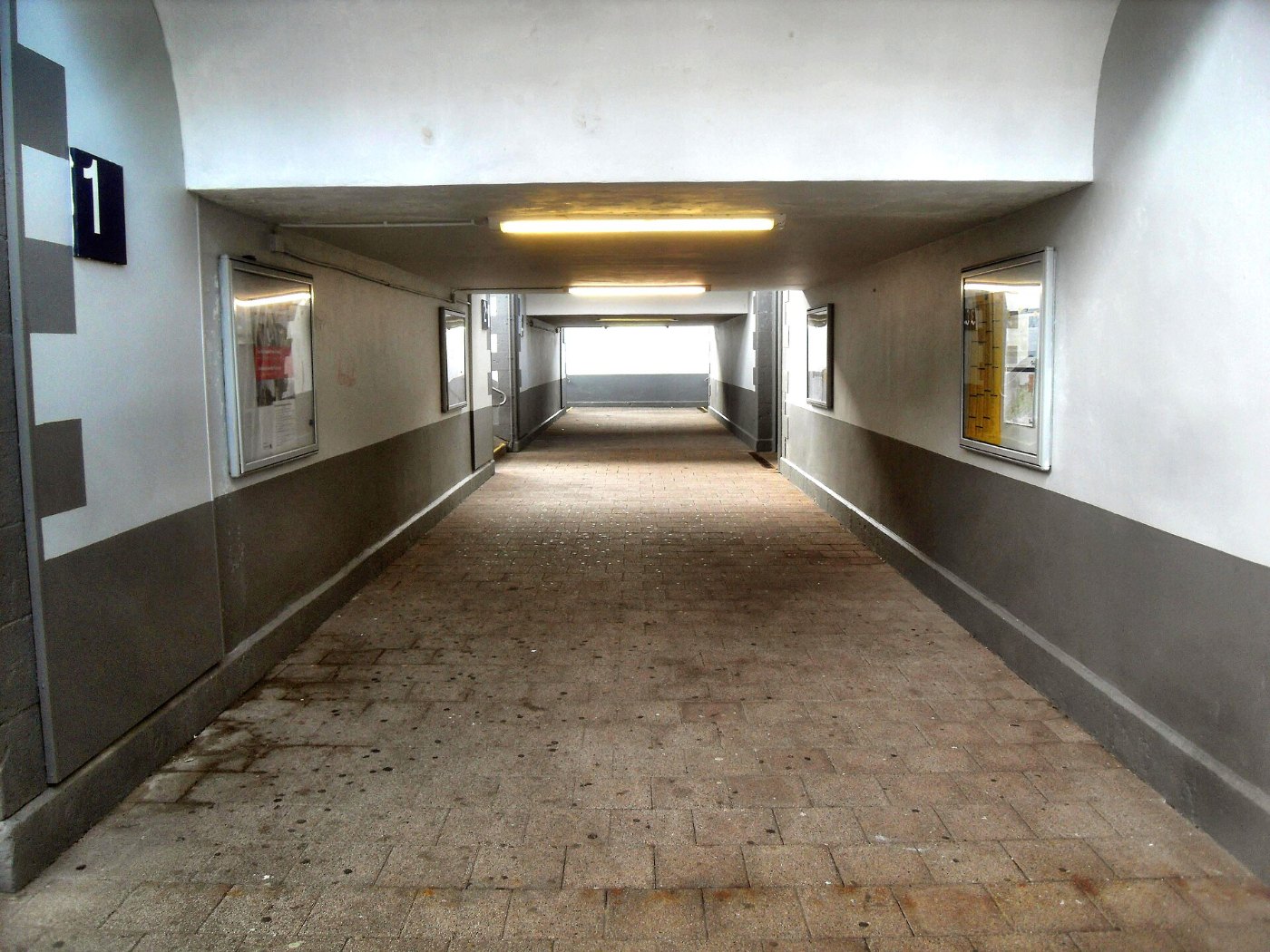 Alzeyer Bahnhof Unterführung von Gleis 1 nach Gleis 5 blickend 22.7.2009