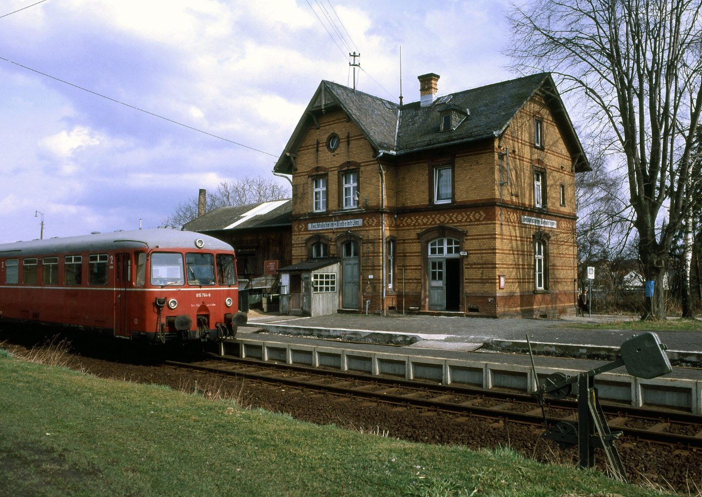 815 764 + 515 547 als N 6583 im Bahnhof Bechtolsheim Biebelnheim (Streck