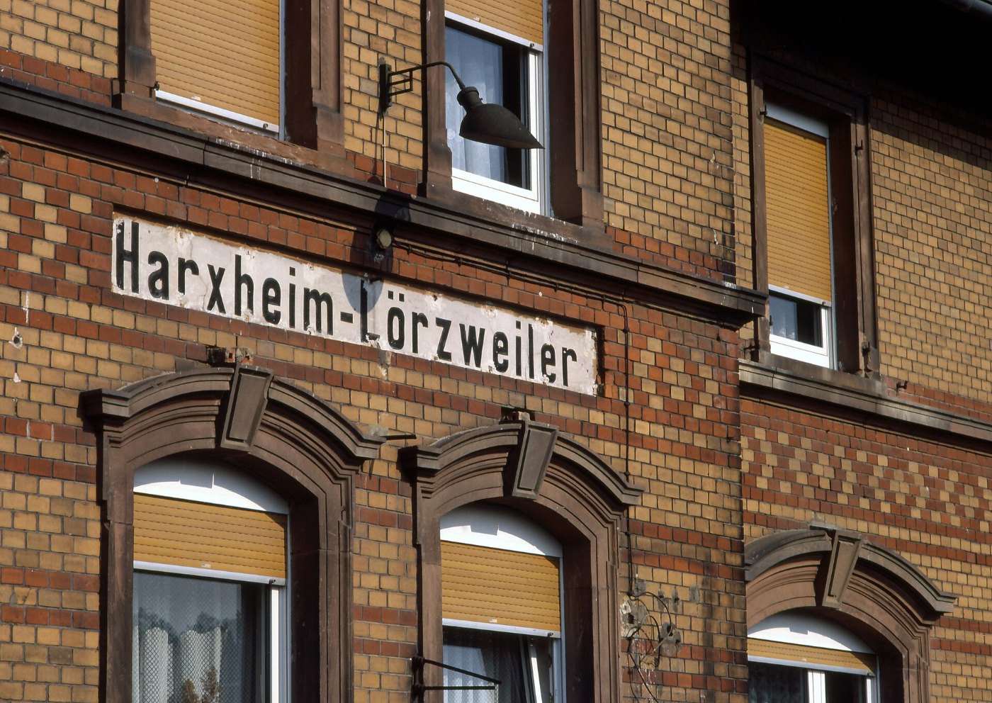 Detailansicht des Empfangsgebäudes des Bahnhofs Harxheim Lörzweiler (Str