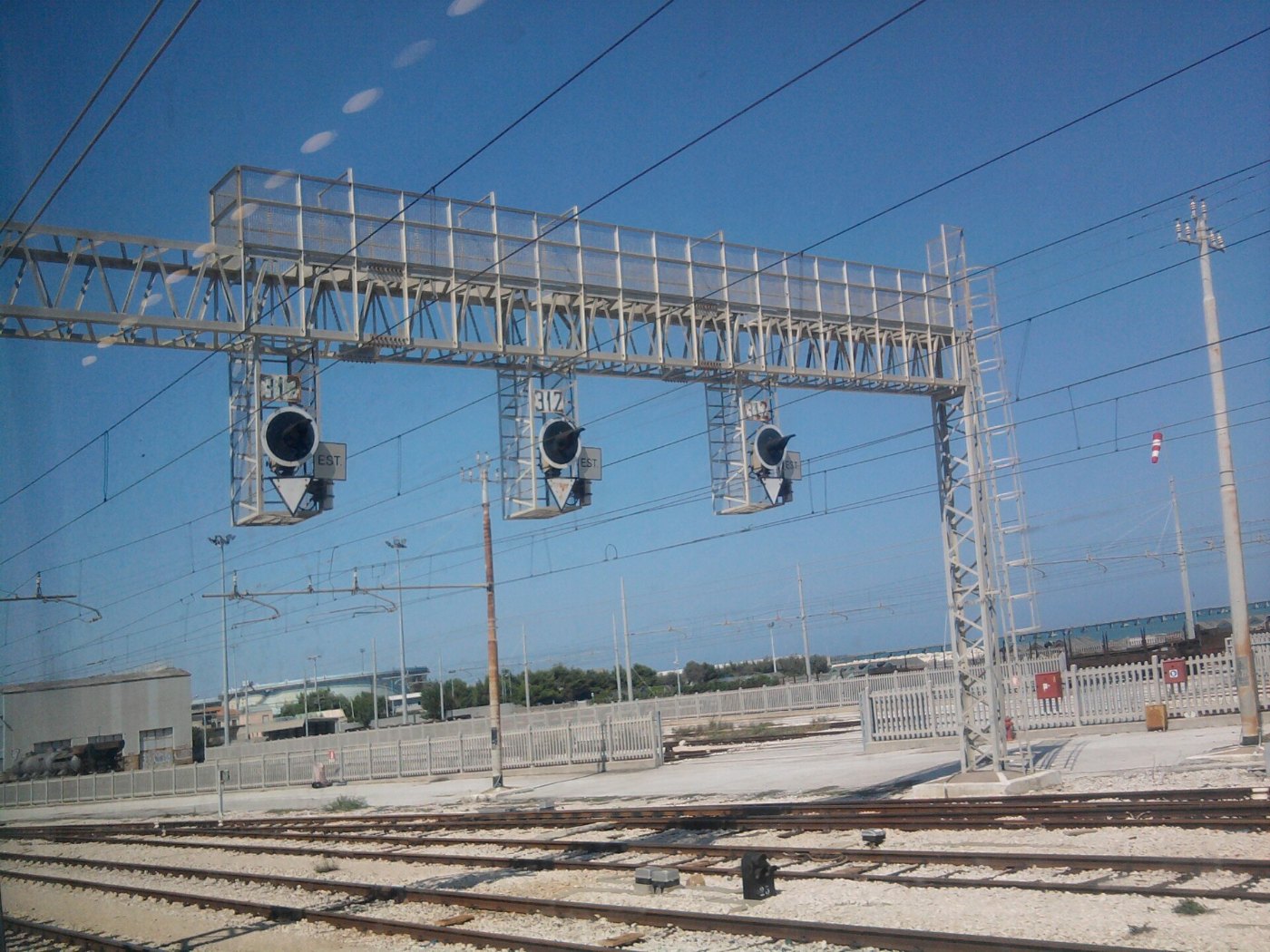 Serie di semafori ferroviari nella stazione centrale di Ancona