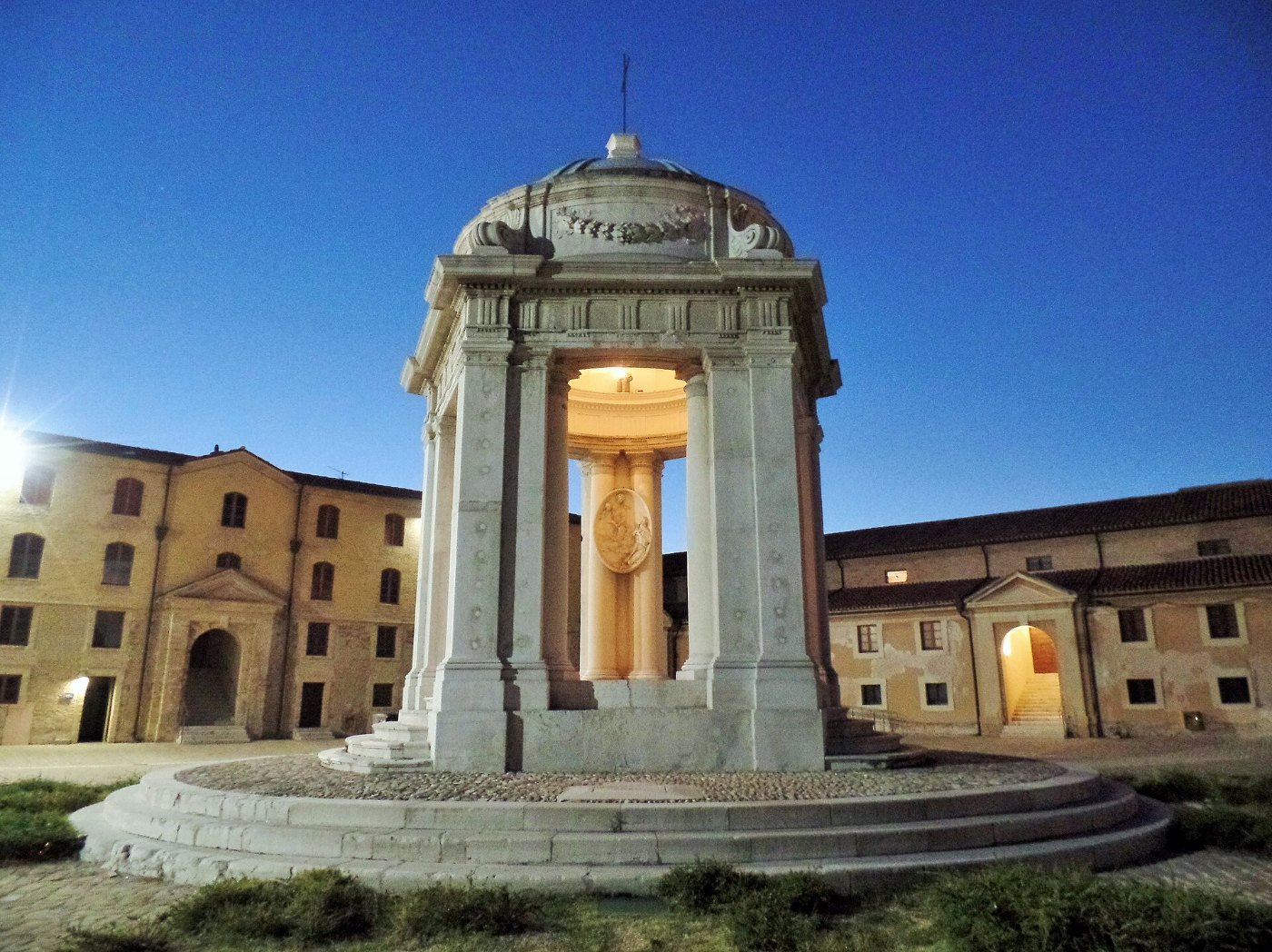 Mole Vanvitelliana Ancona tempietto di sera