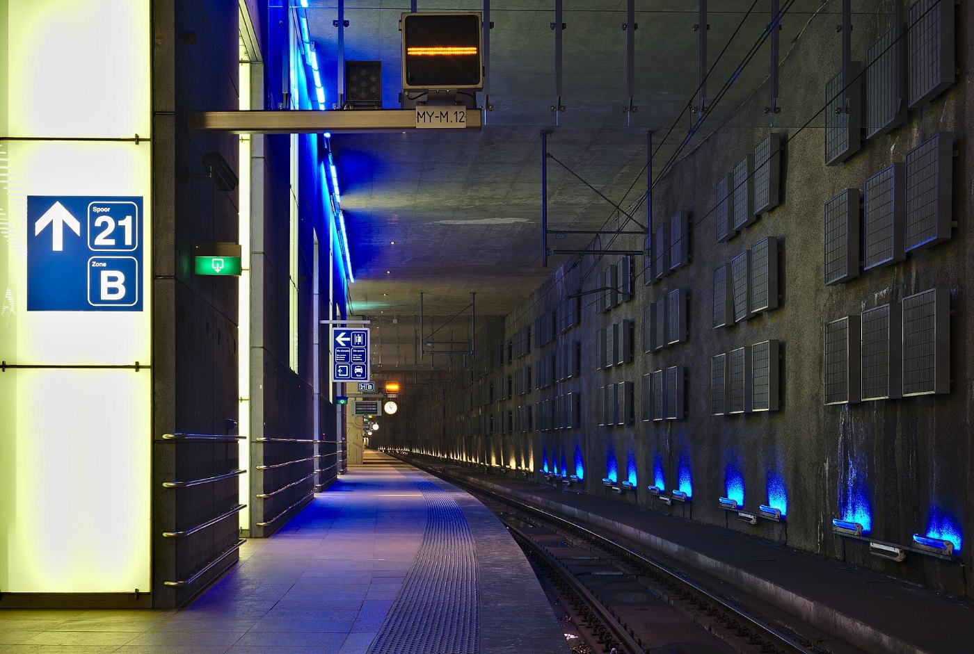 Antwerpen Centraal railway station platform 21, Belgium (DSCF4760)