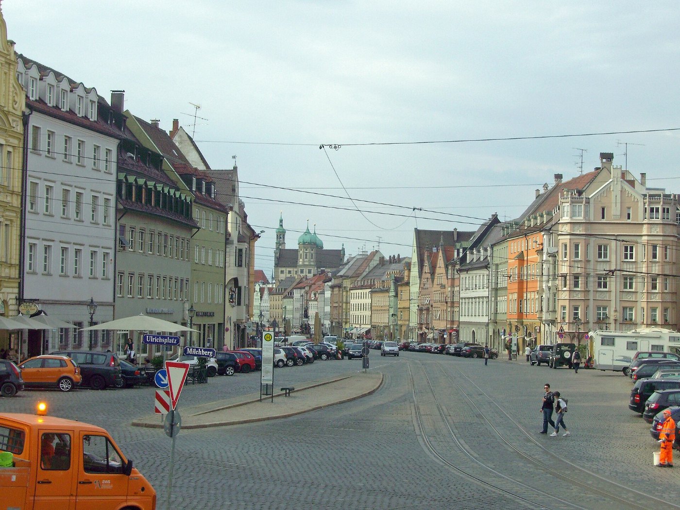 Die Maximilianstraße in Augsburg von Süden