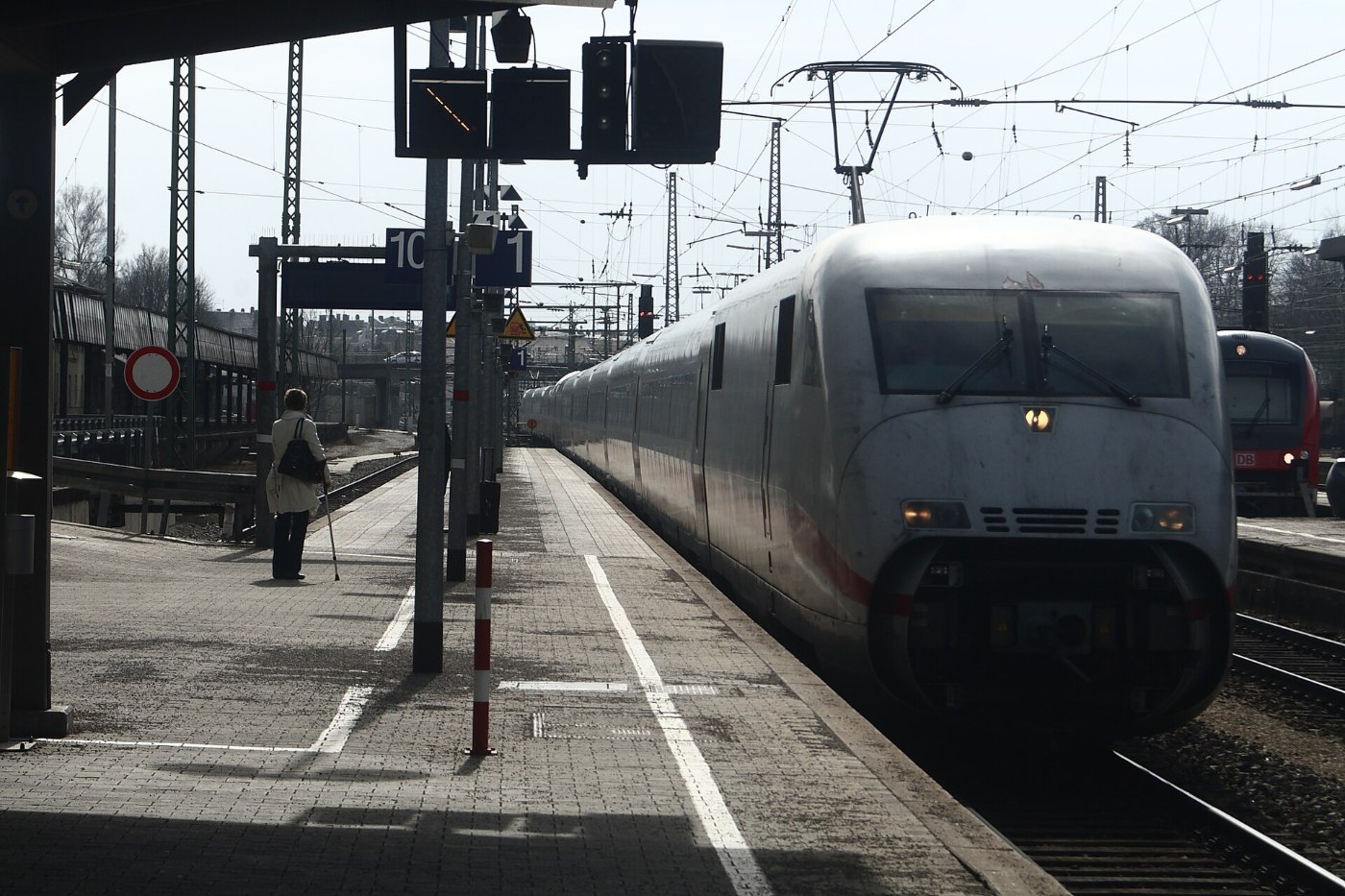 Ein ICE 1 bei der Einfahrt in den Augsburger Hauptbahnhof