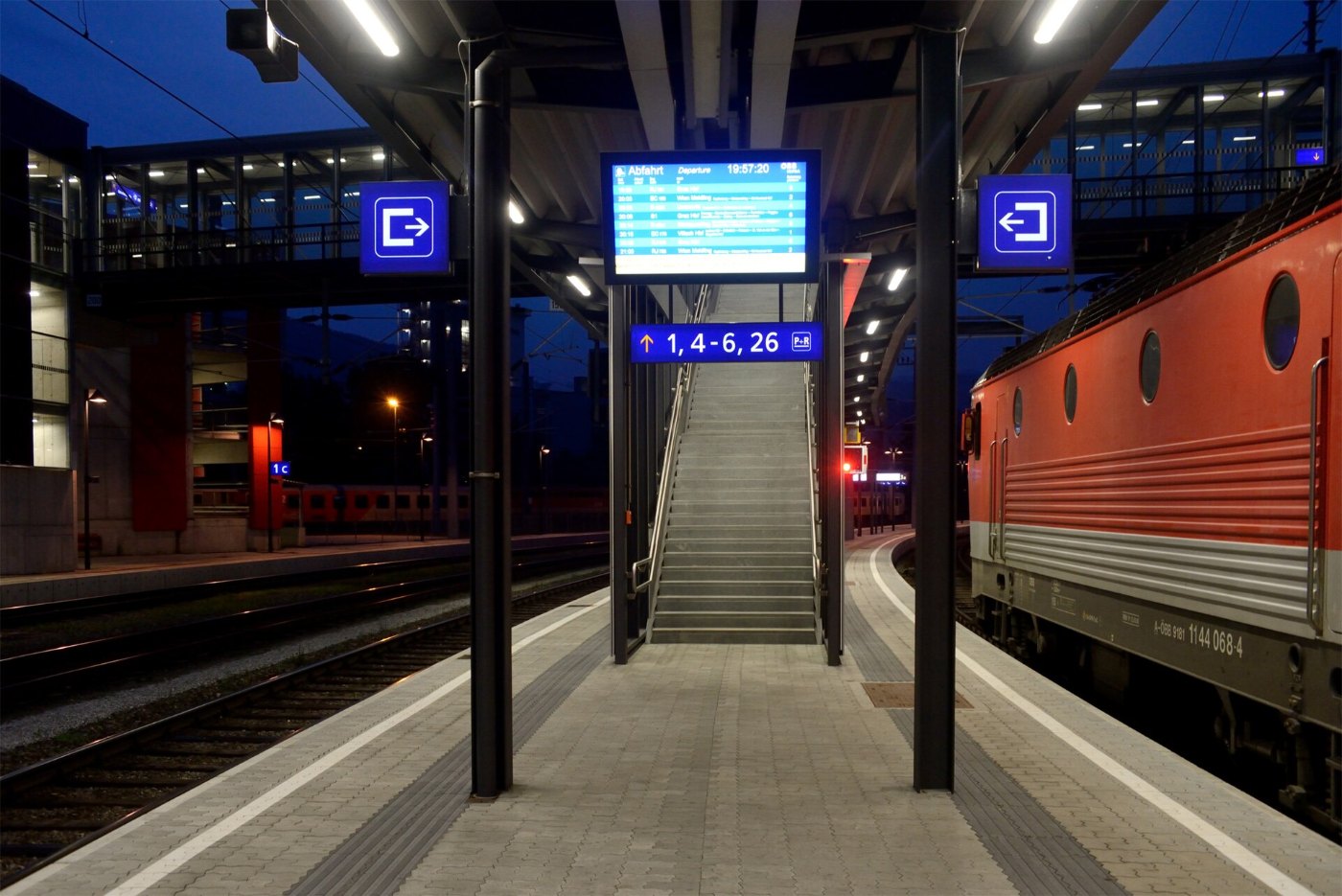 Bahnhof Bruck an der Mur Inselbahnsteig Steg