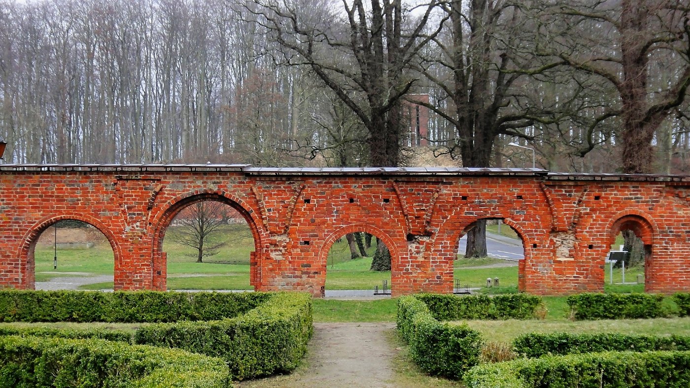 Klostermauer am Doberaner Münster