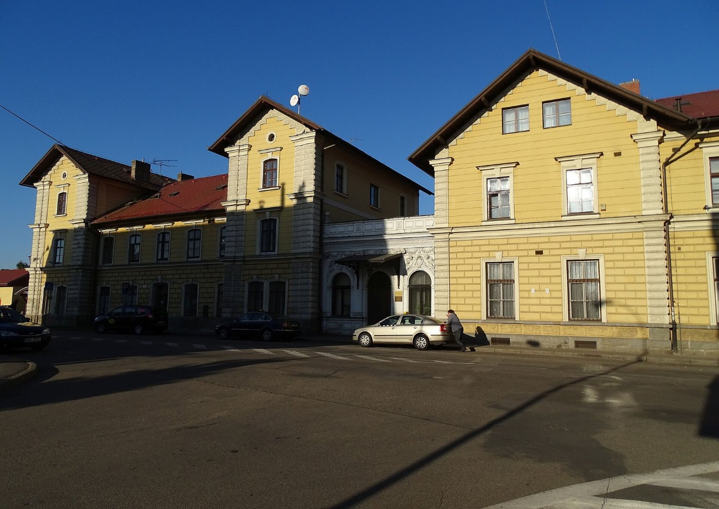Benešov u Prahy, nádražní budova, z ulice