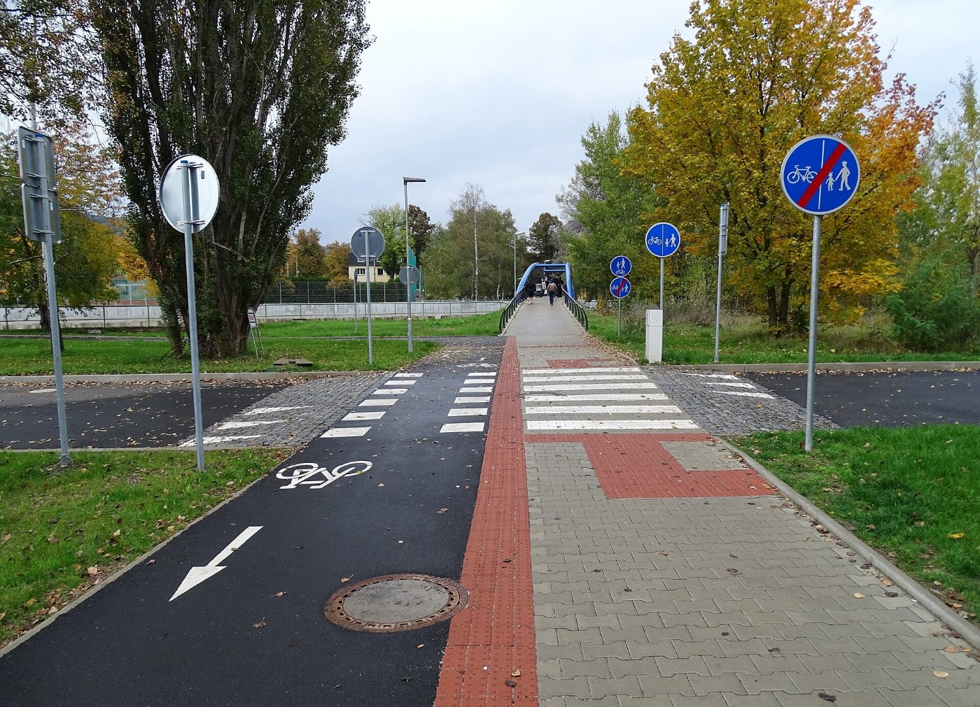 Beroun, Na Podole, stezka od nádraží k lávce, přechod
