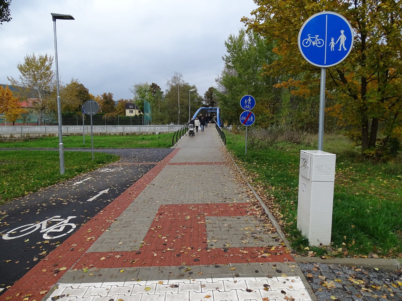 Beroun, Na Podole, stezka od nádraží k lávce (01)
