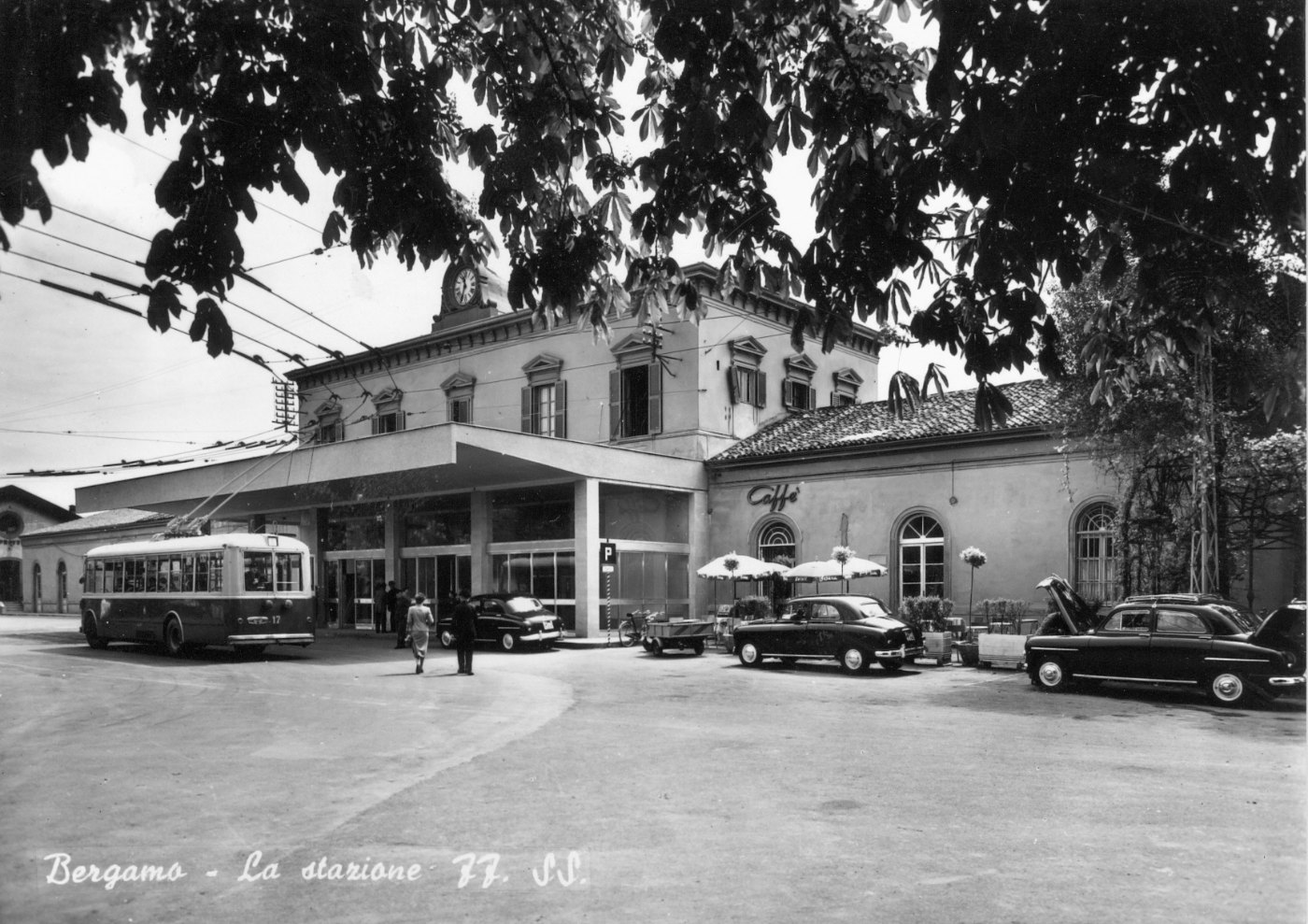 Bergamo Stazione FS con filobus