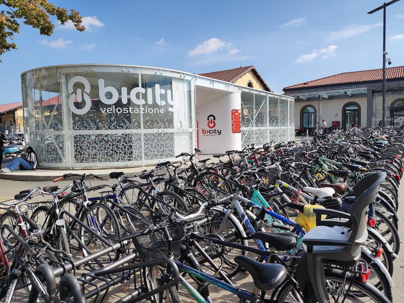 Bicity Bicistazione velostazione all'aperto e al coperto davanti alla st