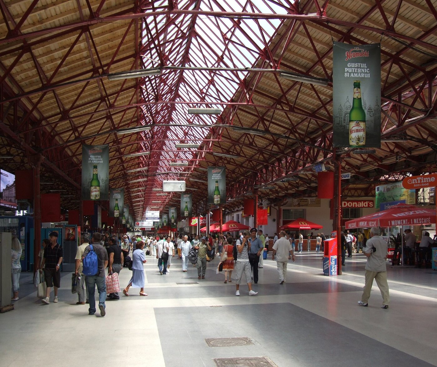 Gara de Nord shopping arcade