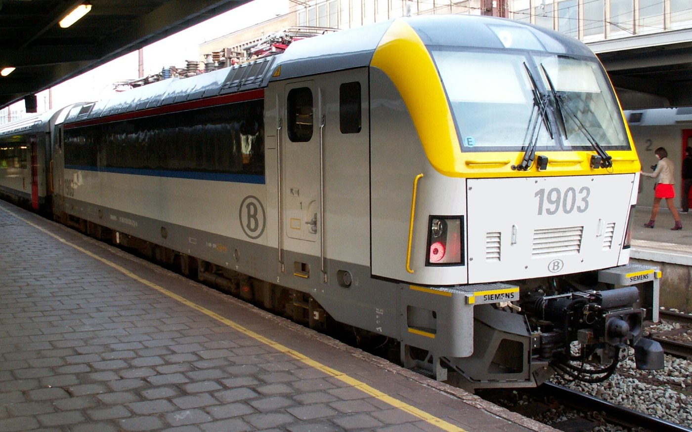 2012 10 18 1903 pushing a train in brussels south (midi) station