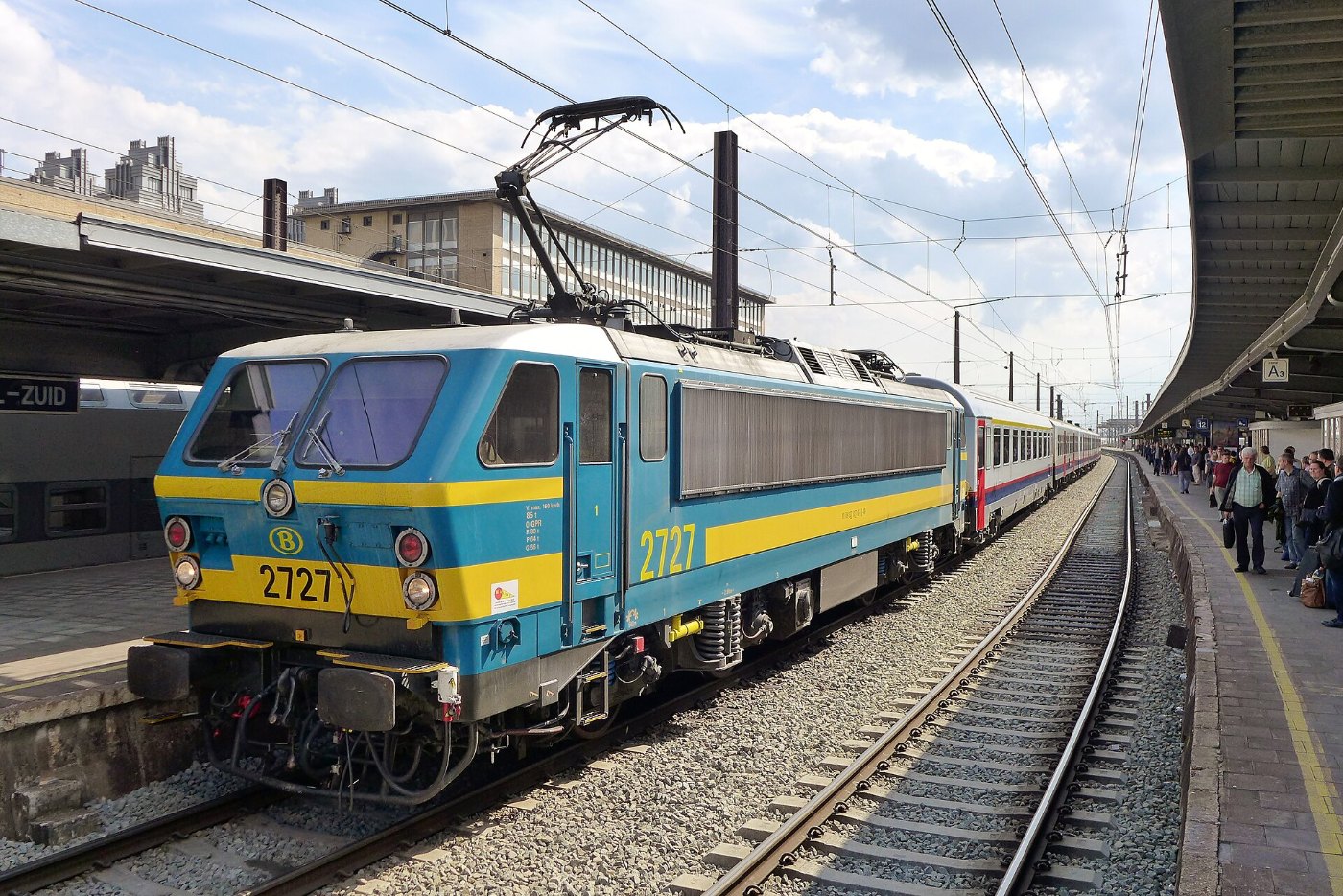 B 2727 + train, B Midi Zuid, 2014 (1)
