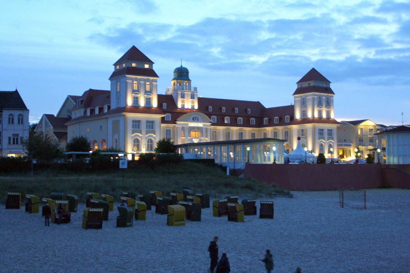 Das Kurhaus Binz in der typischen Bäderarchitektur bei Nacht