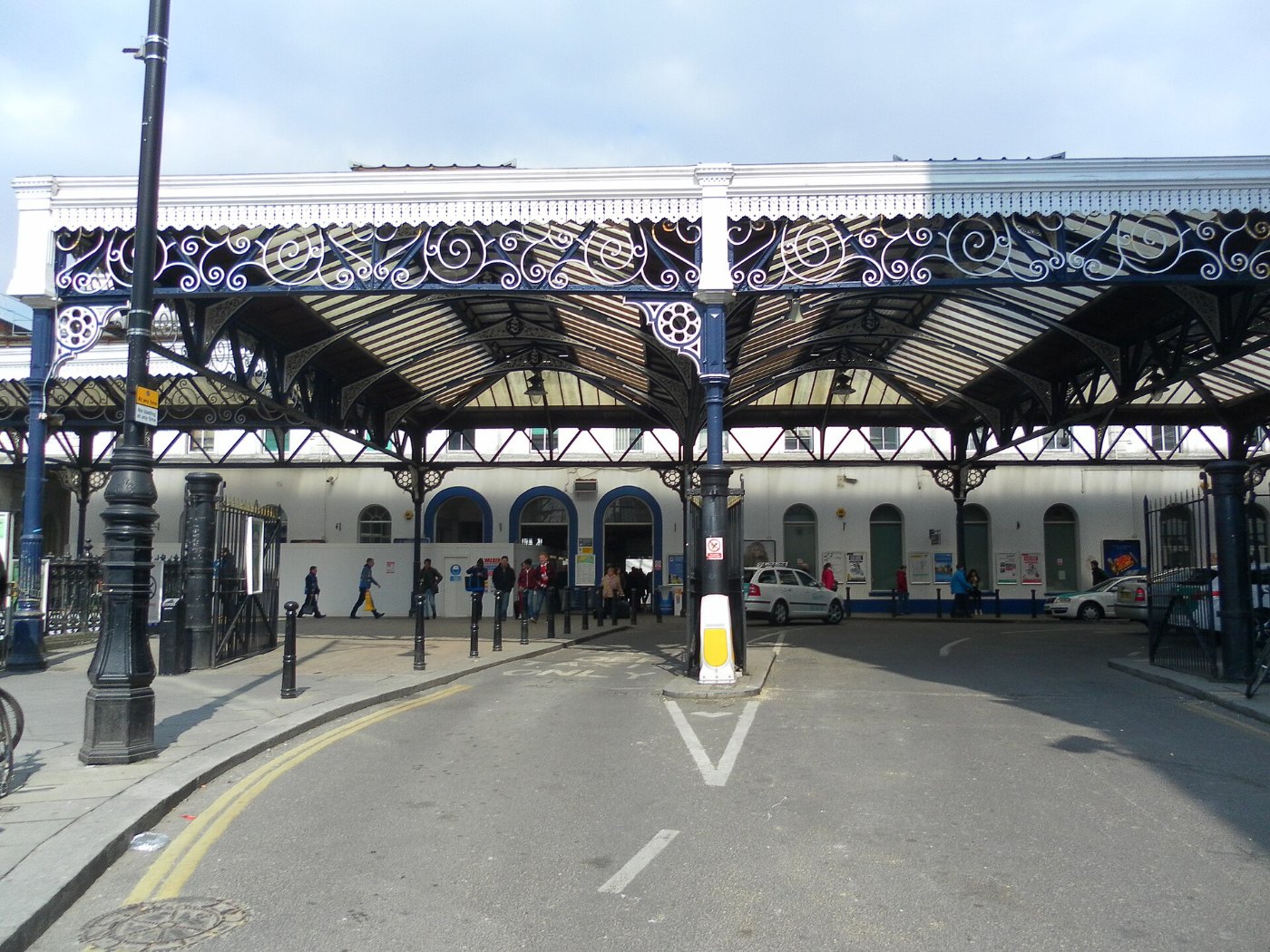 Exterior of Brighton Railway Station (April 2013) (3)