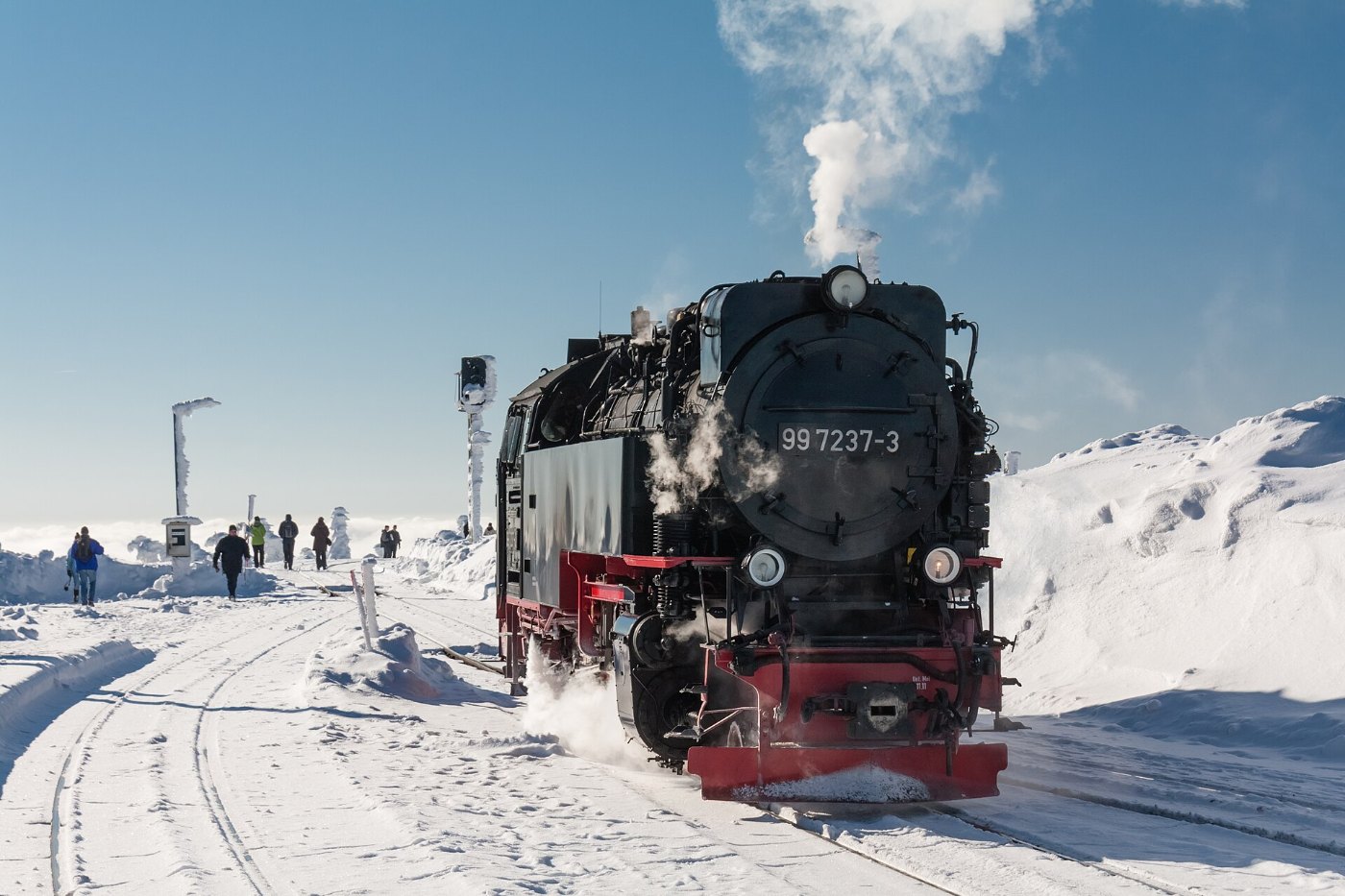 Dampflok der Brockenbahn im winterlichen Brockenbahnhof