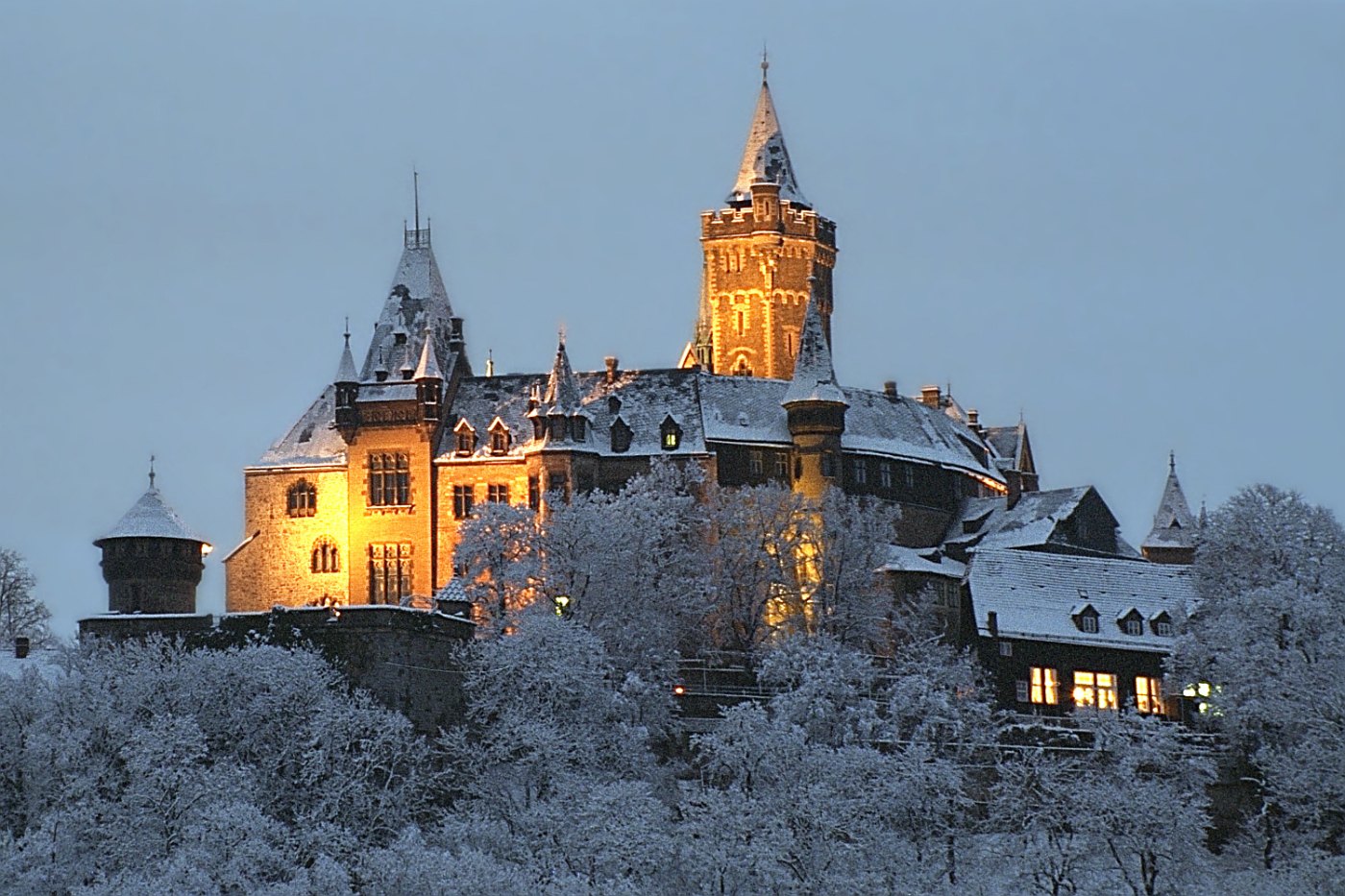Das Schloss Wernigerode im Winter über der Stadt