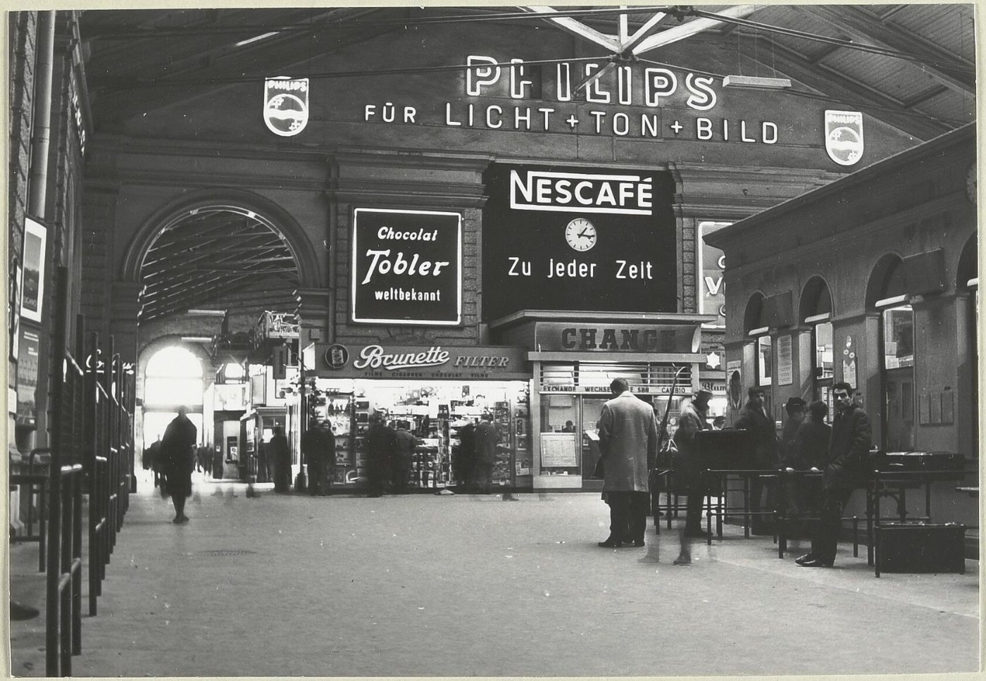 Stadtarchiv Bern SAB 1038 16 1 386 Bahnhof Bern, Schalterhalle (Blick na