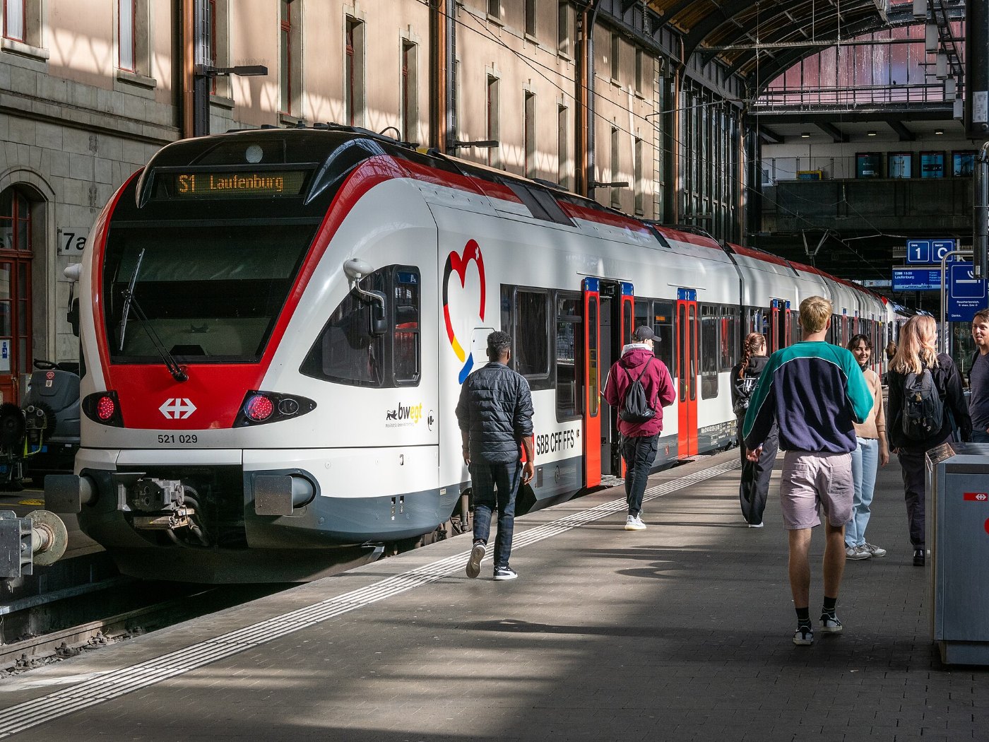 S1 nach Laufenburg auf Gleis 1 in Basel SBB (2023)